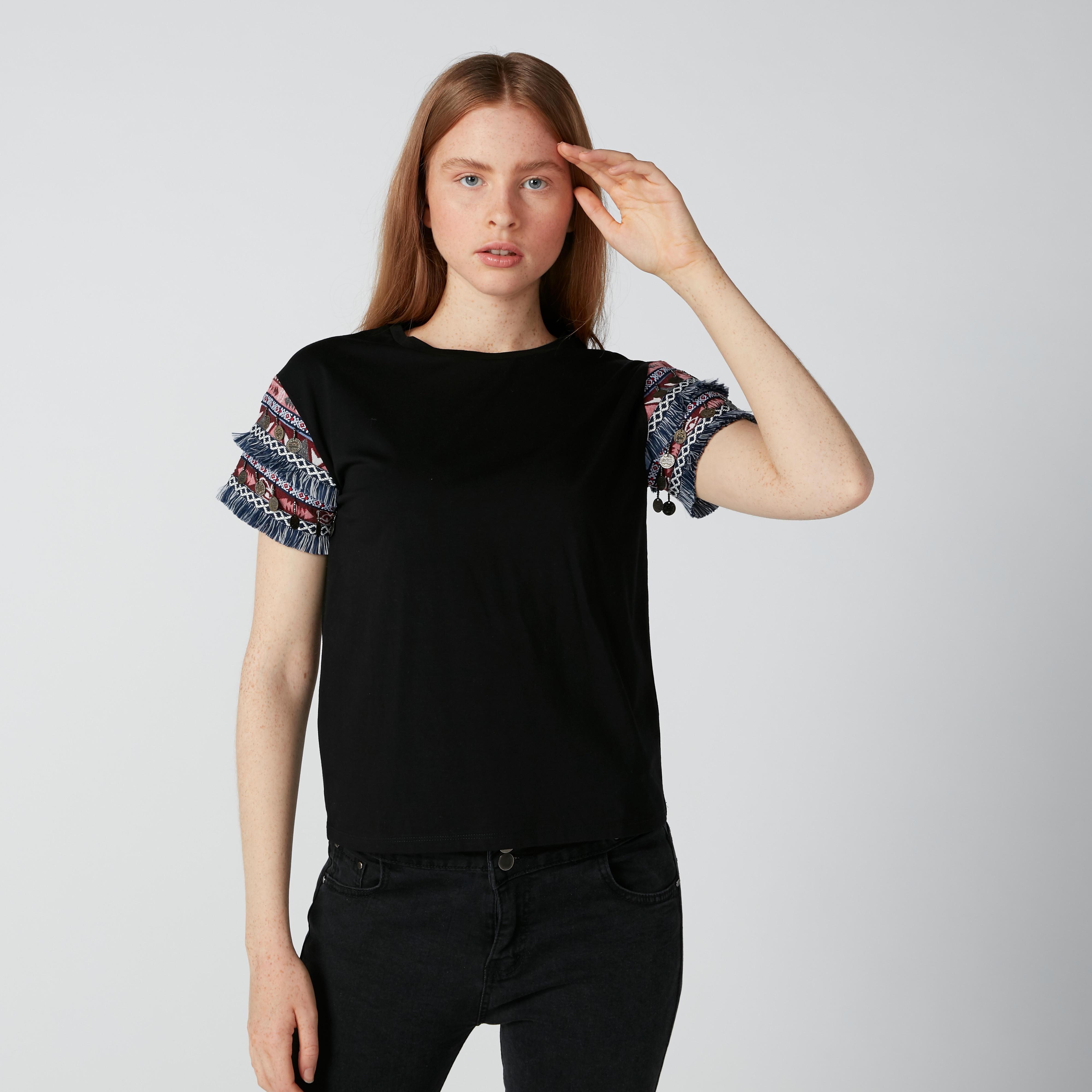 بلوزة مستدامة مطرّزة بأكمام قصيرة وشراشيب-women-clothing-tshirts-image-1