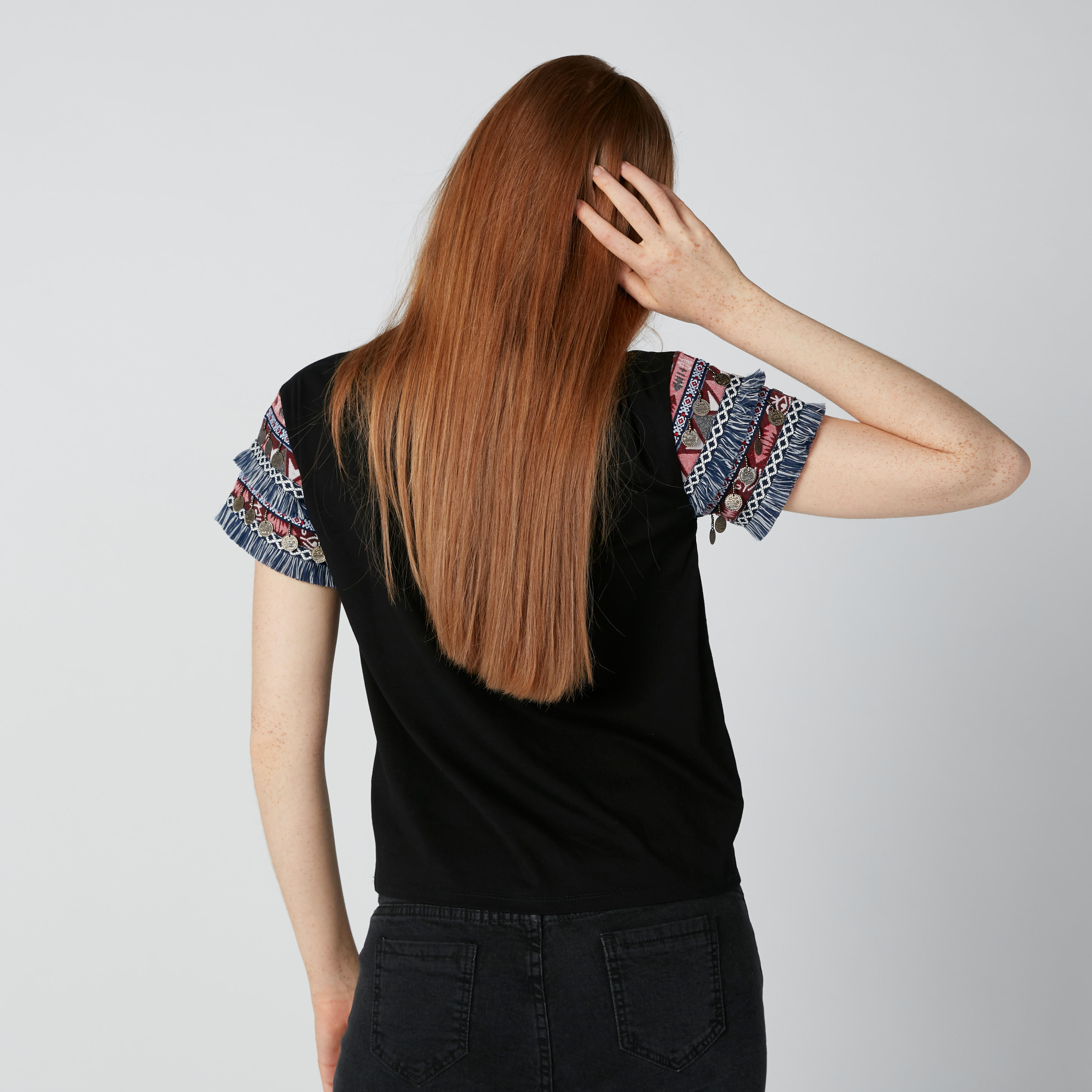 بلوزة مستدامة مطرّزة بأكمام قصيرة وشراشيب-women-clothing-tshirts-image-3