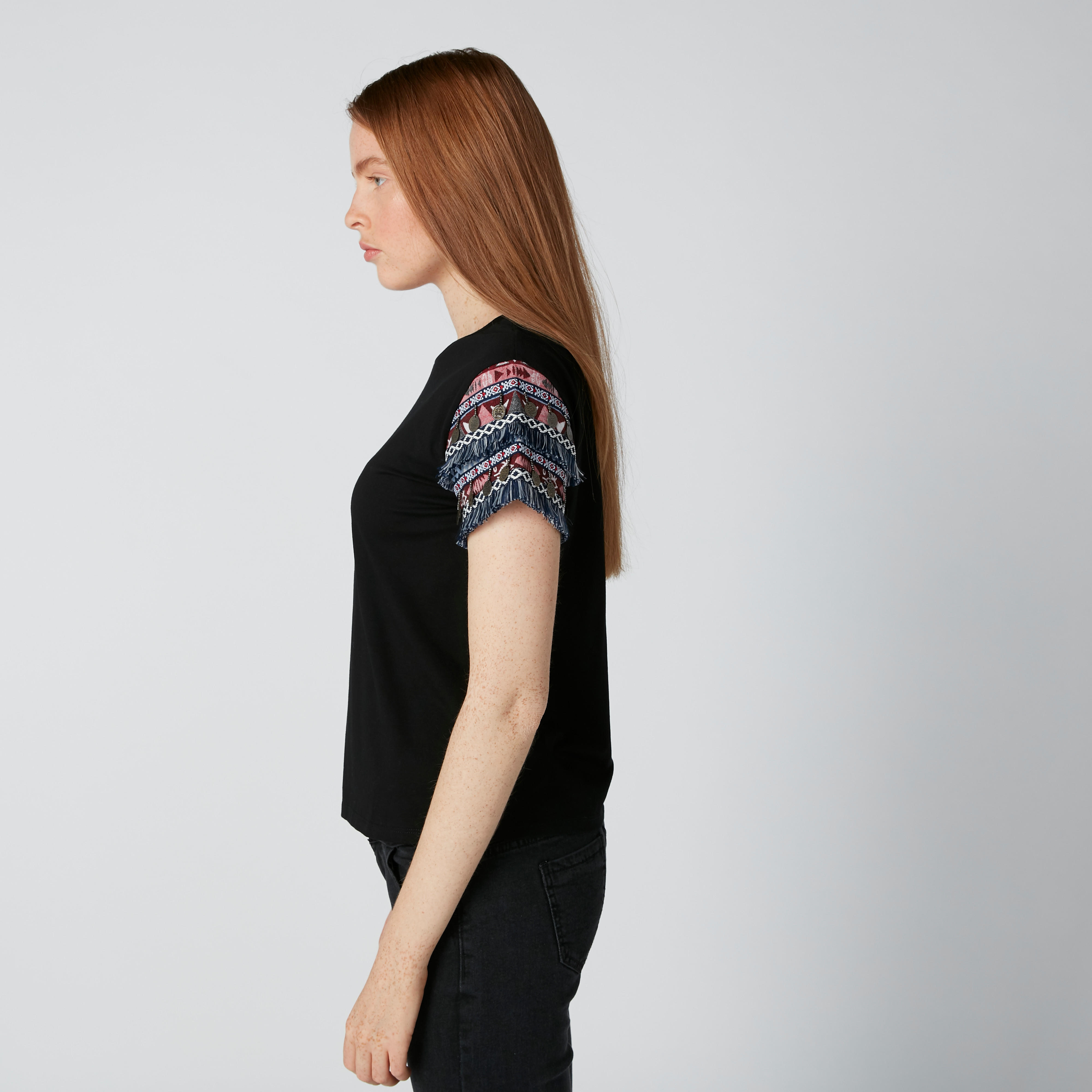 بلوزة مستدامة مطرّزة بأكمام قصيرة وشراشيب-women-clothing-tshirts-image-4