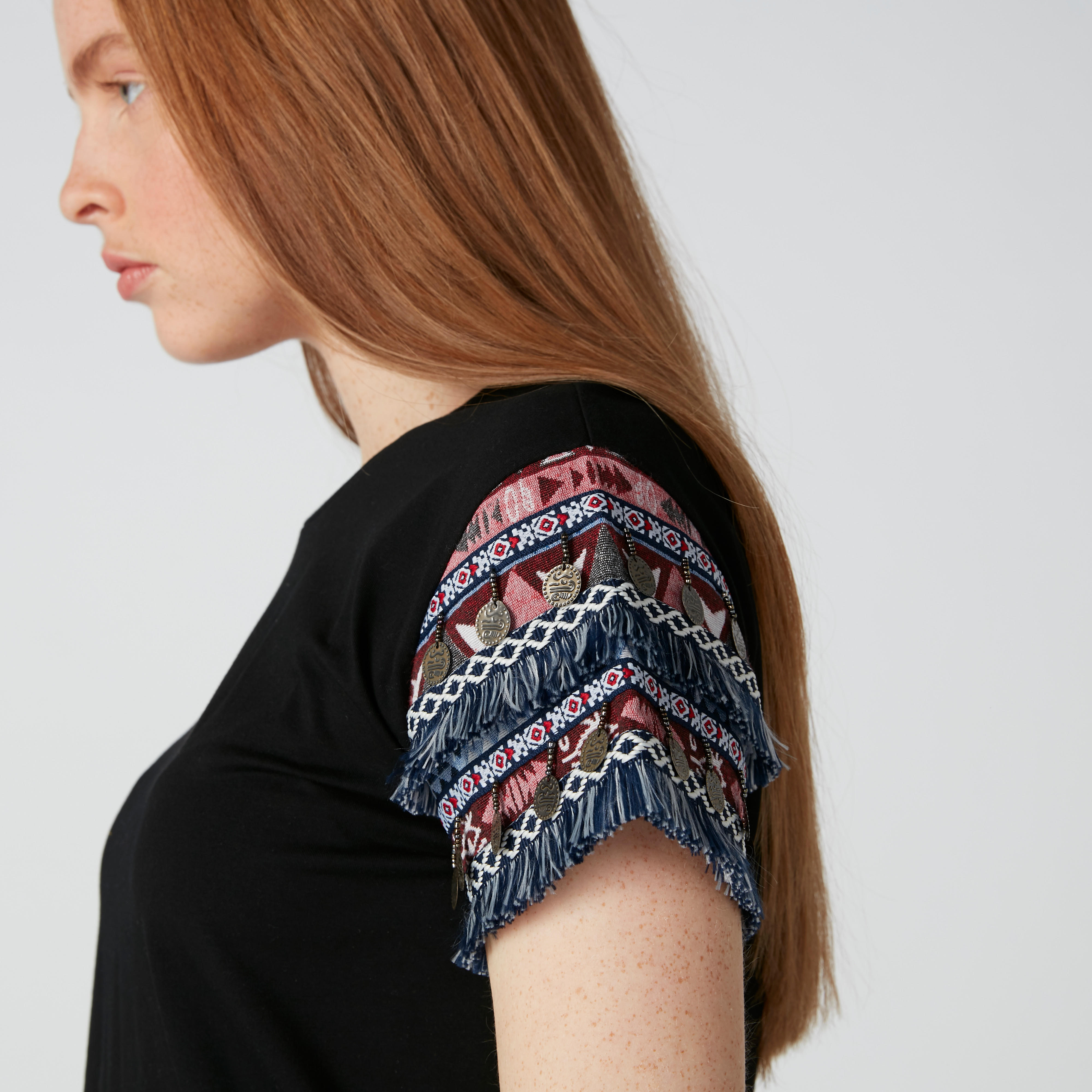 بلوزة مستدامة مطرّزة بأكمام قصيرة وشراشيب-women-clothing-tshirts-image-5