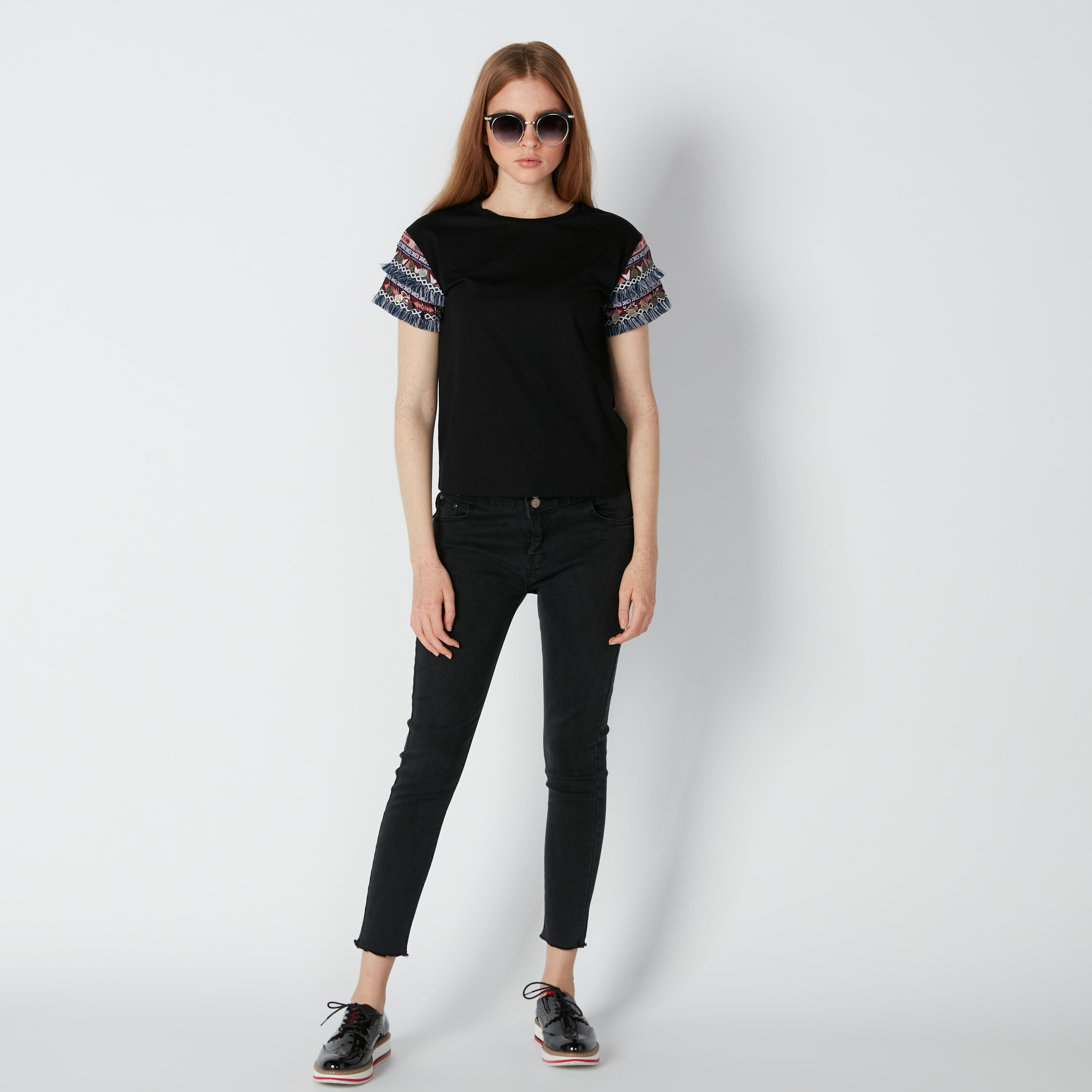 بلوزة مستدامة مطرّزة بأكمام قصيرة وشراشيب-women-clothing-tshirts-image-2