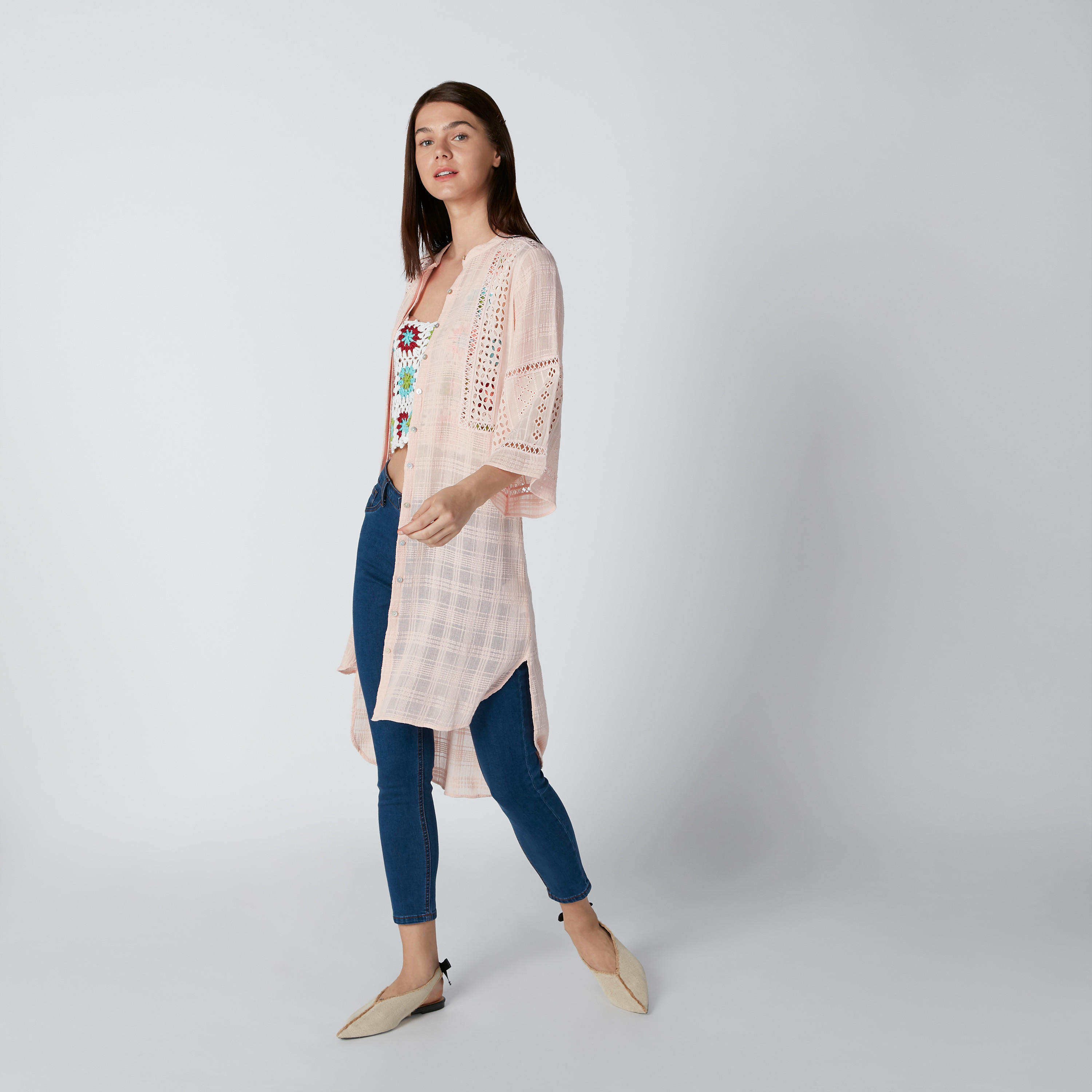 قميص كاروهات طويل بحوّاف غير مستويّة وتفاصيل دانتيل-women-clothing-shirtsandblouses-blouses-image-1