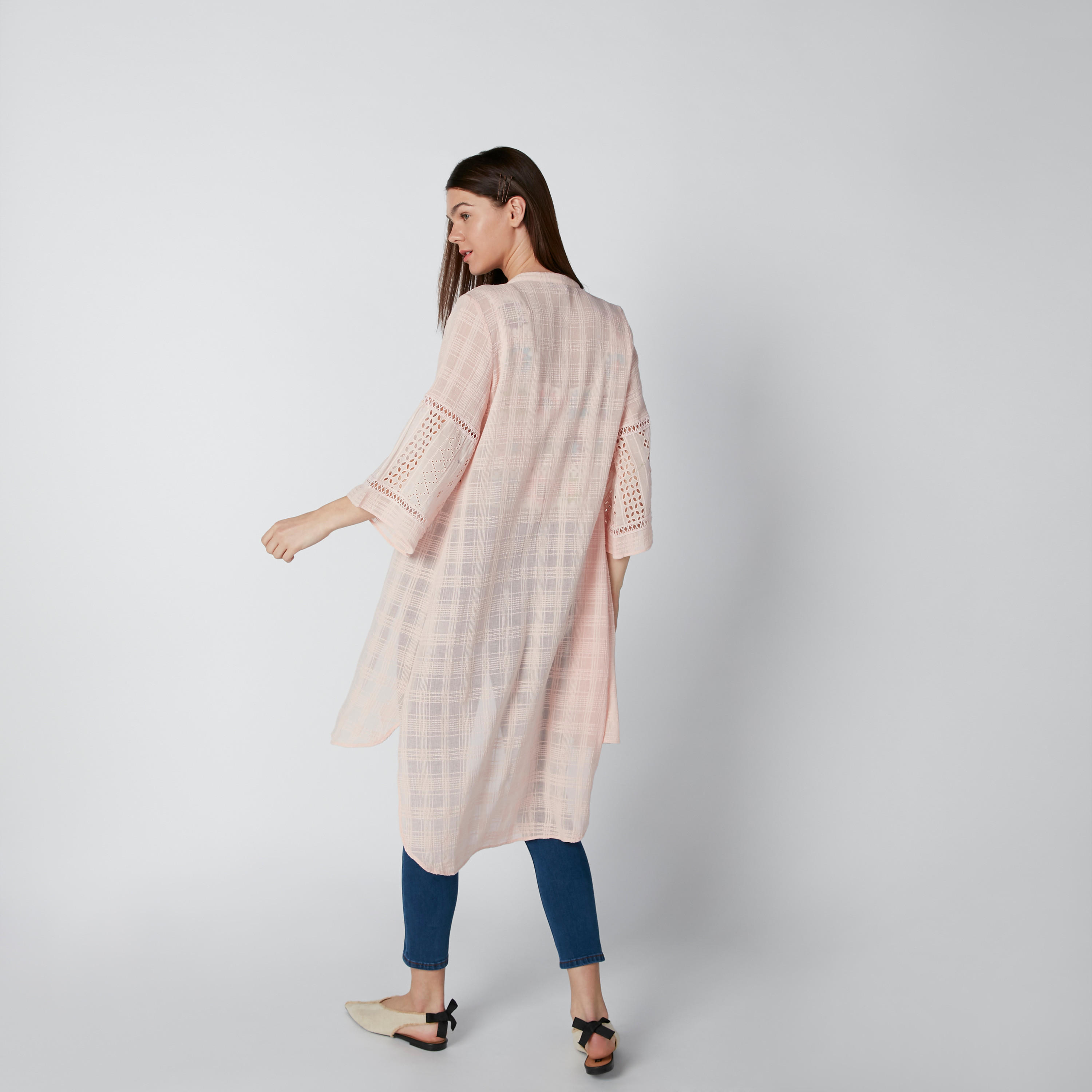 قميص كاروهات طويل بحوّاف غير مستويّة وتفاصيل دانتيل-women-clothing-shirtsandblouses-blouses-image-2