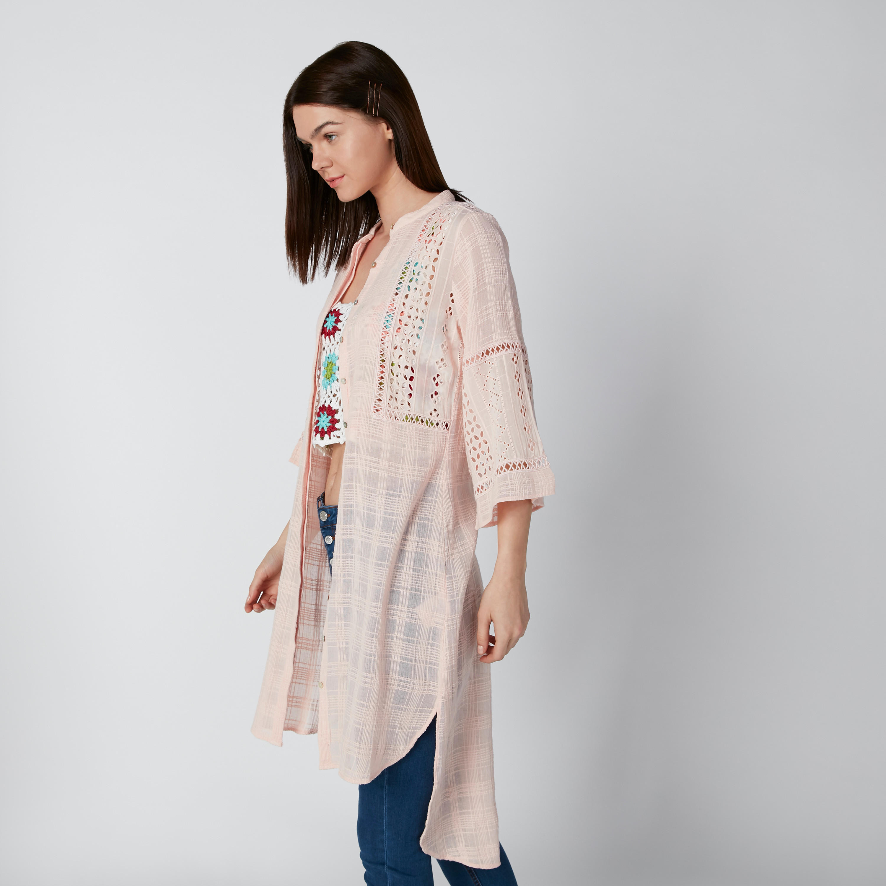 قميص كاروهات طويل بحوّاف غير مستويّة وتفاصيل دانتيل-women-clothing-shirtsandblouses-blouses-image-3