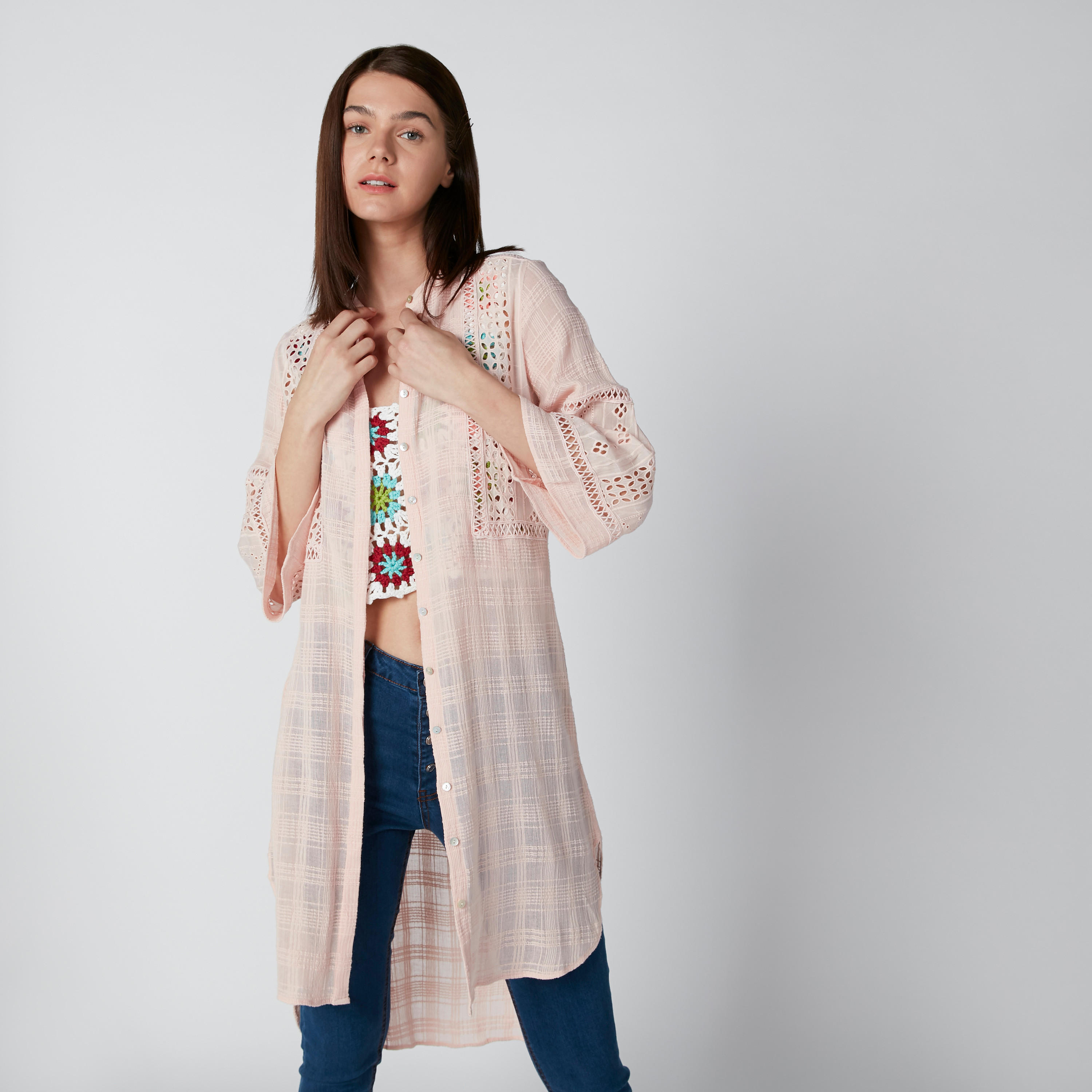 قميص كاروهات طويل بحوّاف غير مستويّة وتفاصيل دانتيل-women-clothing-shirtsandblouses-blouses-image-4