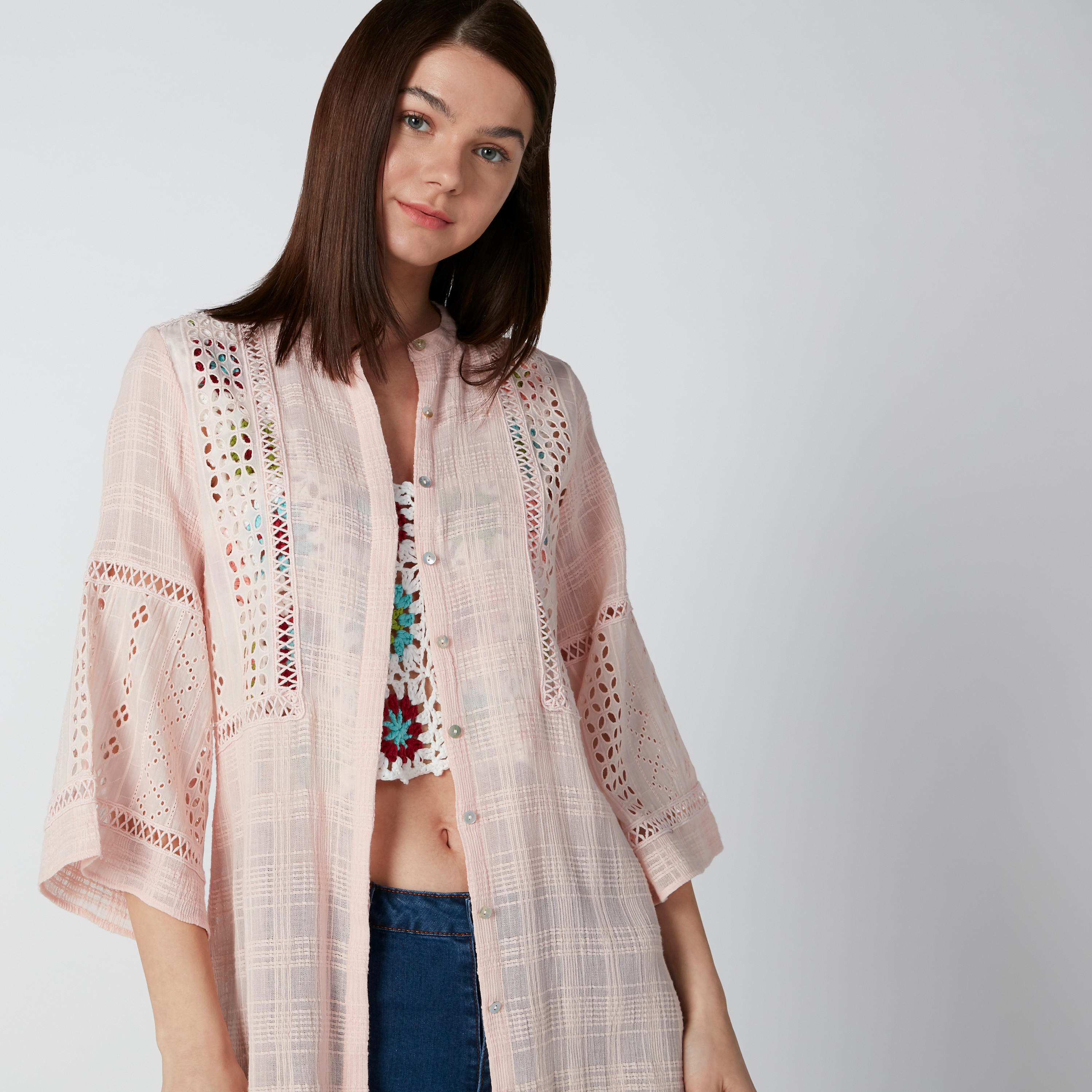 قميص كاروهات طويل بحوّاف غير مستويّة وتفاصيل دانتيل-women-clothing-shirtsandblouses-blouses-image-5