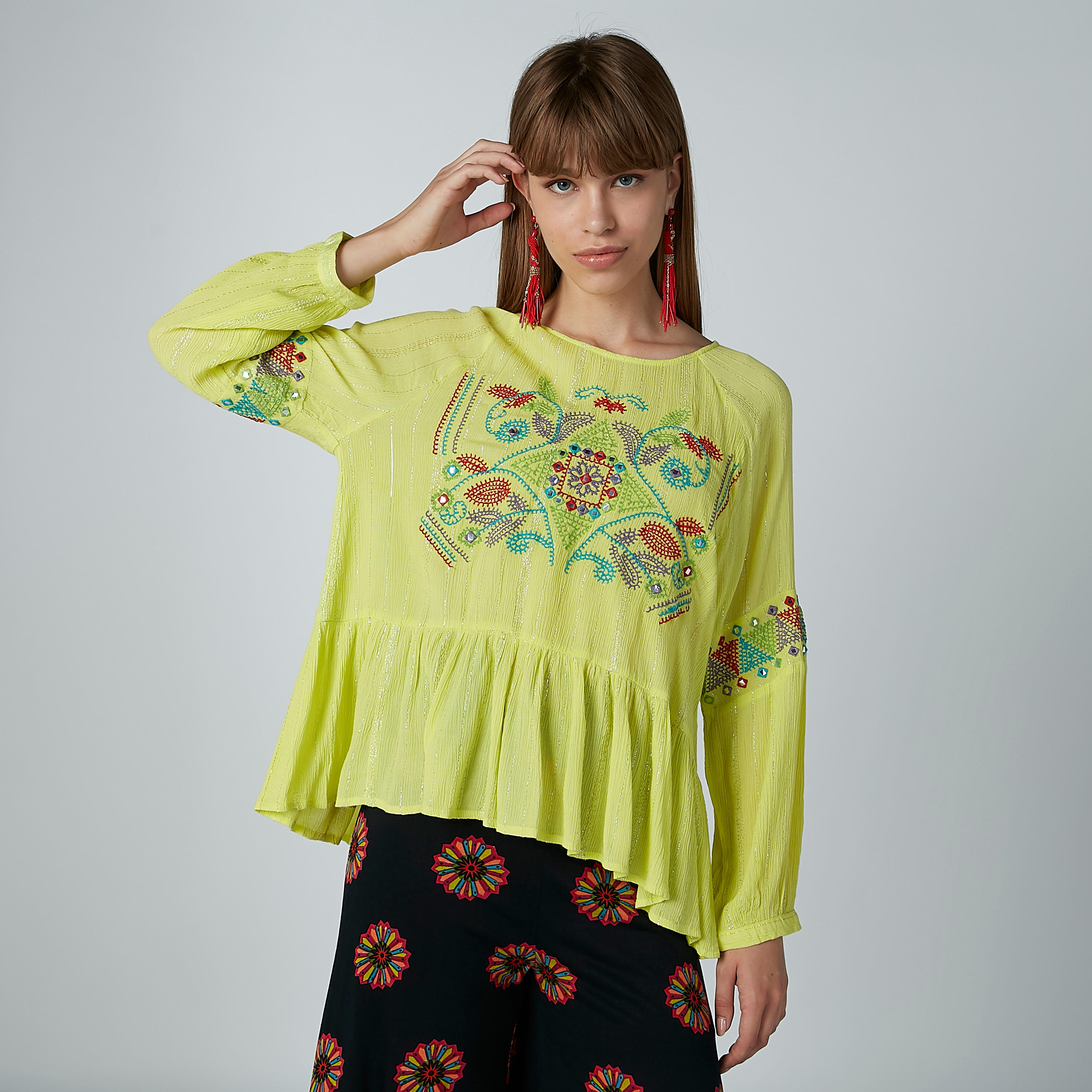 بلوزة بيبلوم مطرّزة بياقة قارب وأكمام طويلة-women-clothing-shirtsandblouses-blouses-image-1