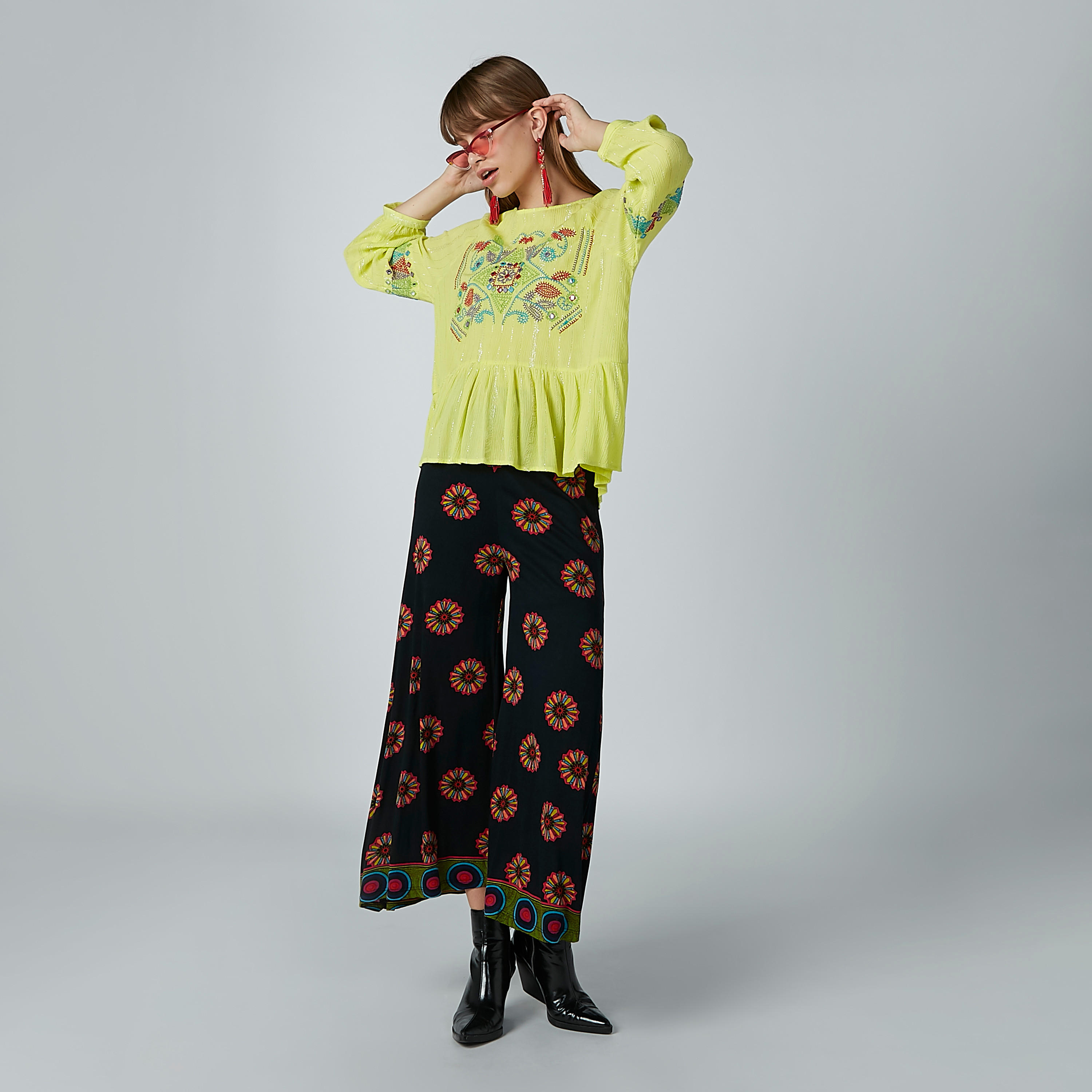 بلوزة بيبلوم مطرّزة بياقة قارب وأكمام طويلة-women-clothing-shirtsandblouses-blouses-image-2