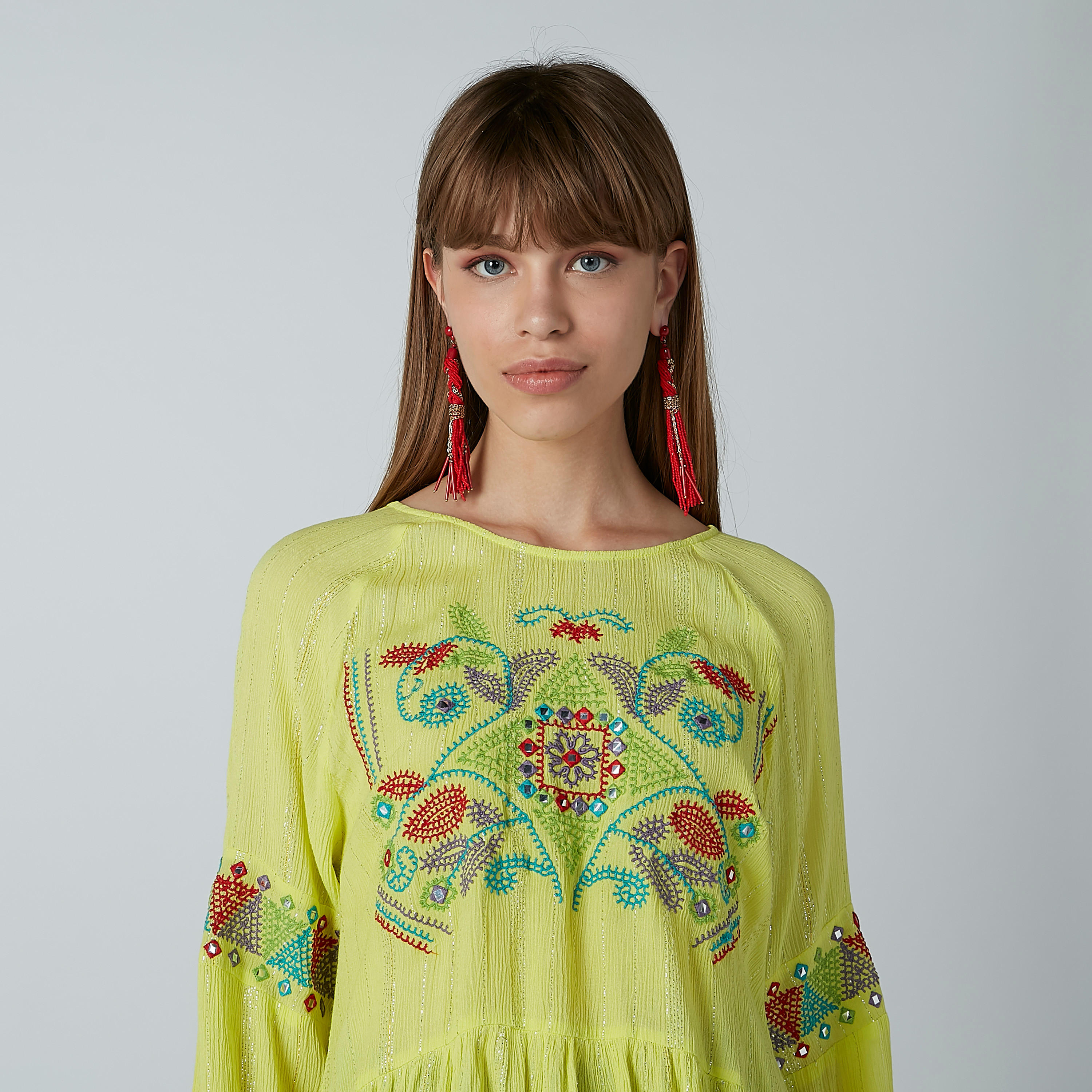 بلوزة بيبلوم مطرّزة بياقة قارب وأكمام طويلة-women-clothing-shirtsandblouses-blouses-image-3