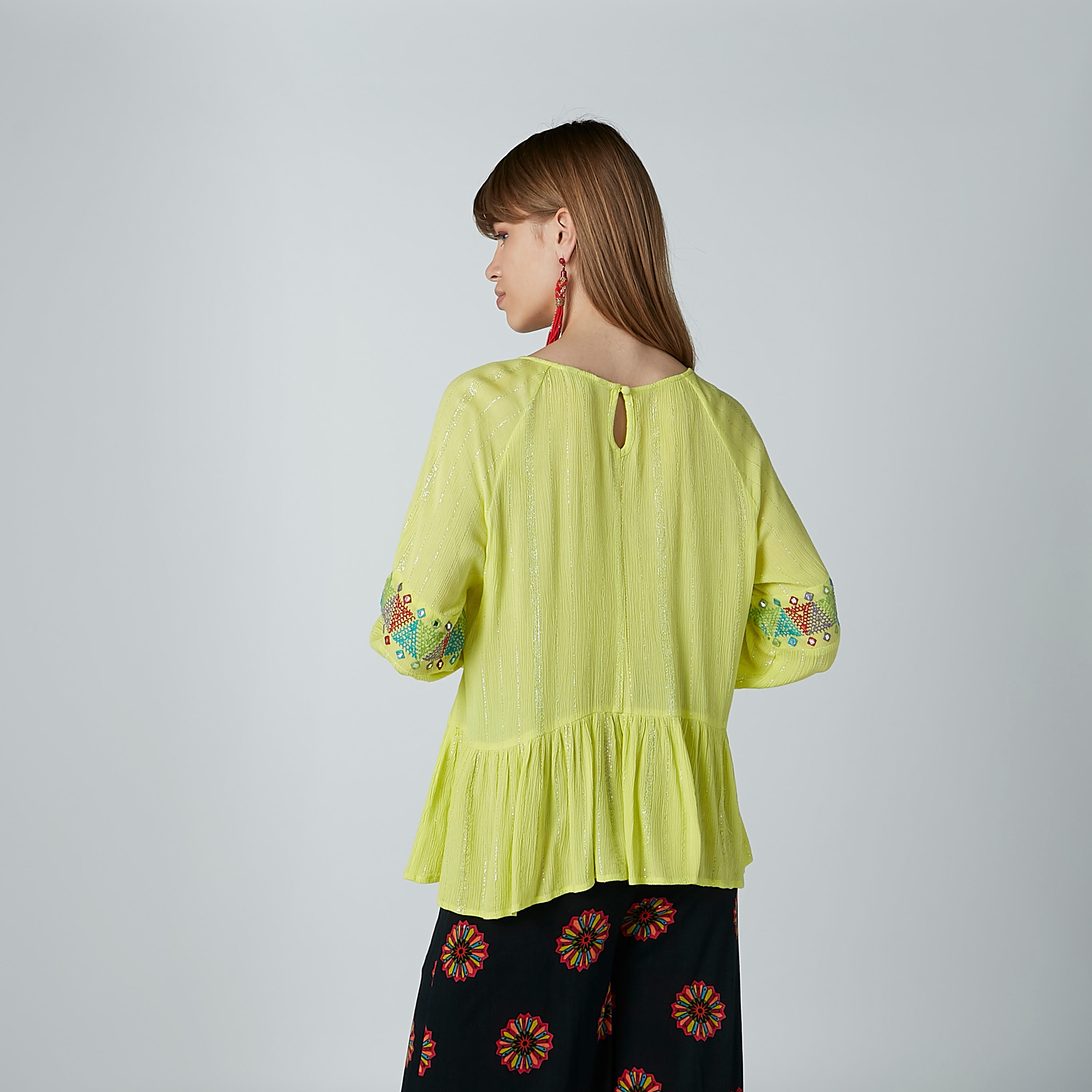 بلوزة بيبلوم مطرّزة بياقة قارب وأكمام طويلة-women-clothing-shirtsandblouses-blouses-image-4
