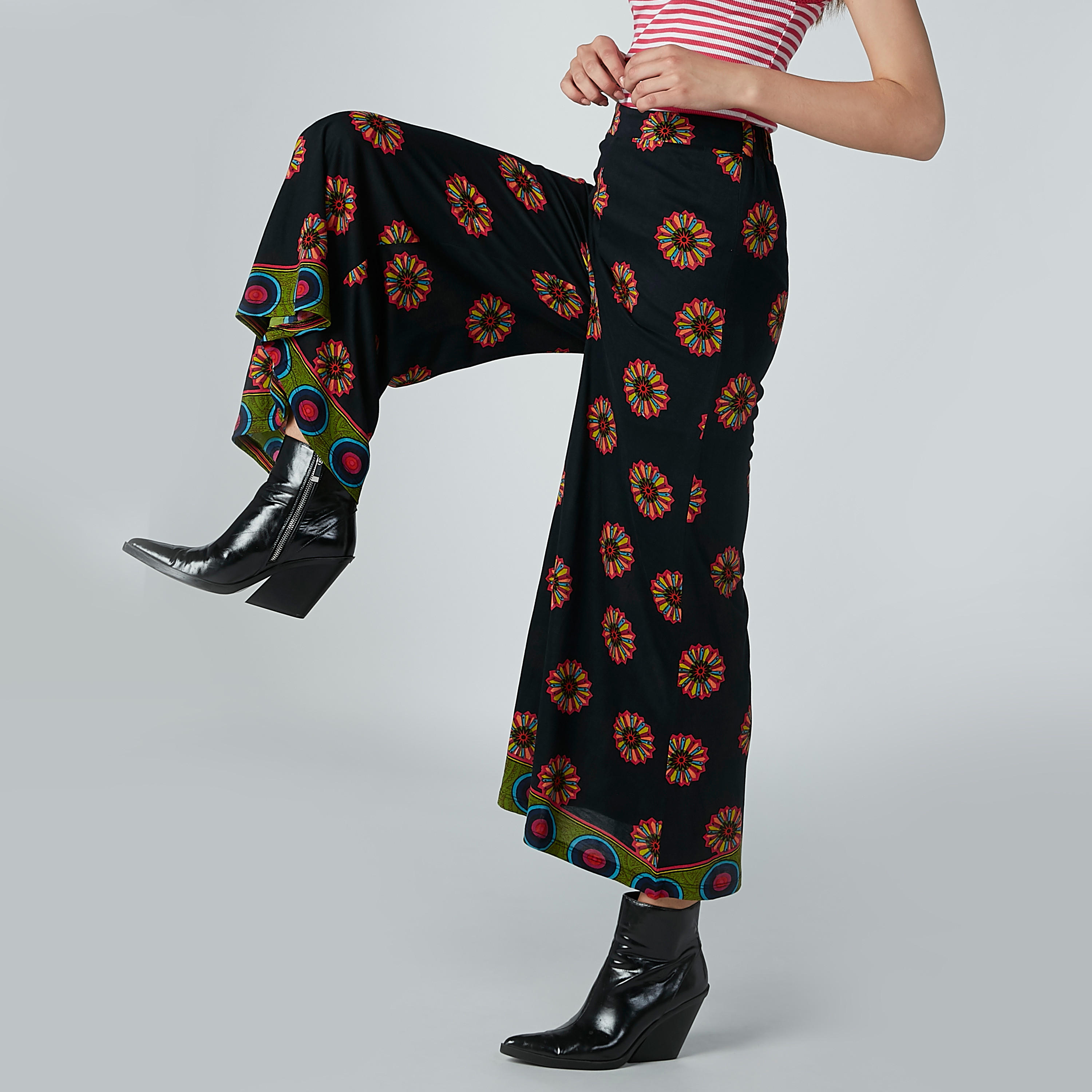 بنطال بالازو بقصّة واسعة وخصر مطاطي وطبعات-women-clothing-bottoms-trousers-image-1