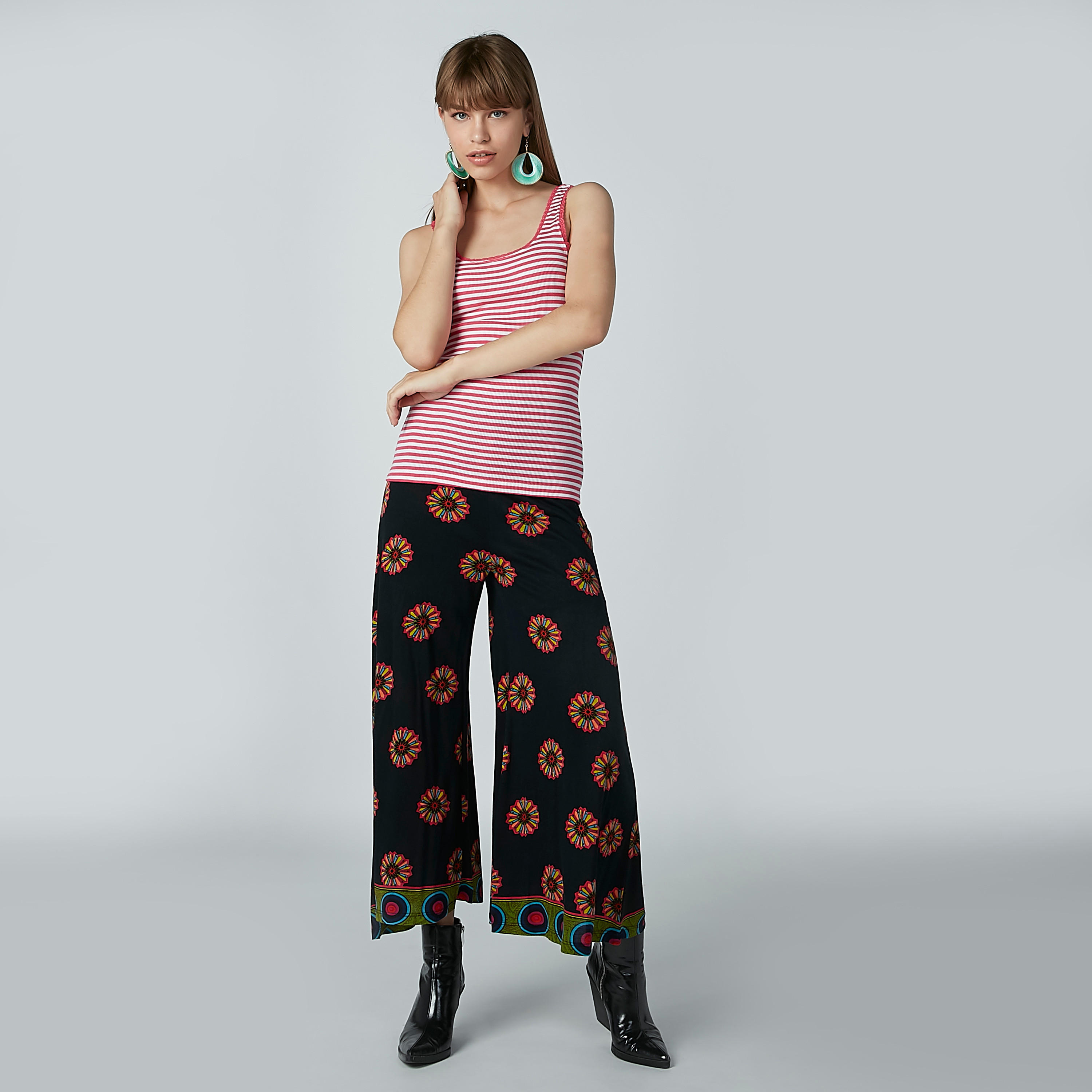 بنطال بالازو بقصّة واسعة وخصر مطاطي وطبعات-women-clothing-bottoms-trousers-image-2