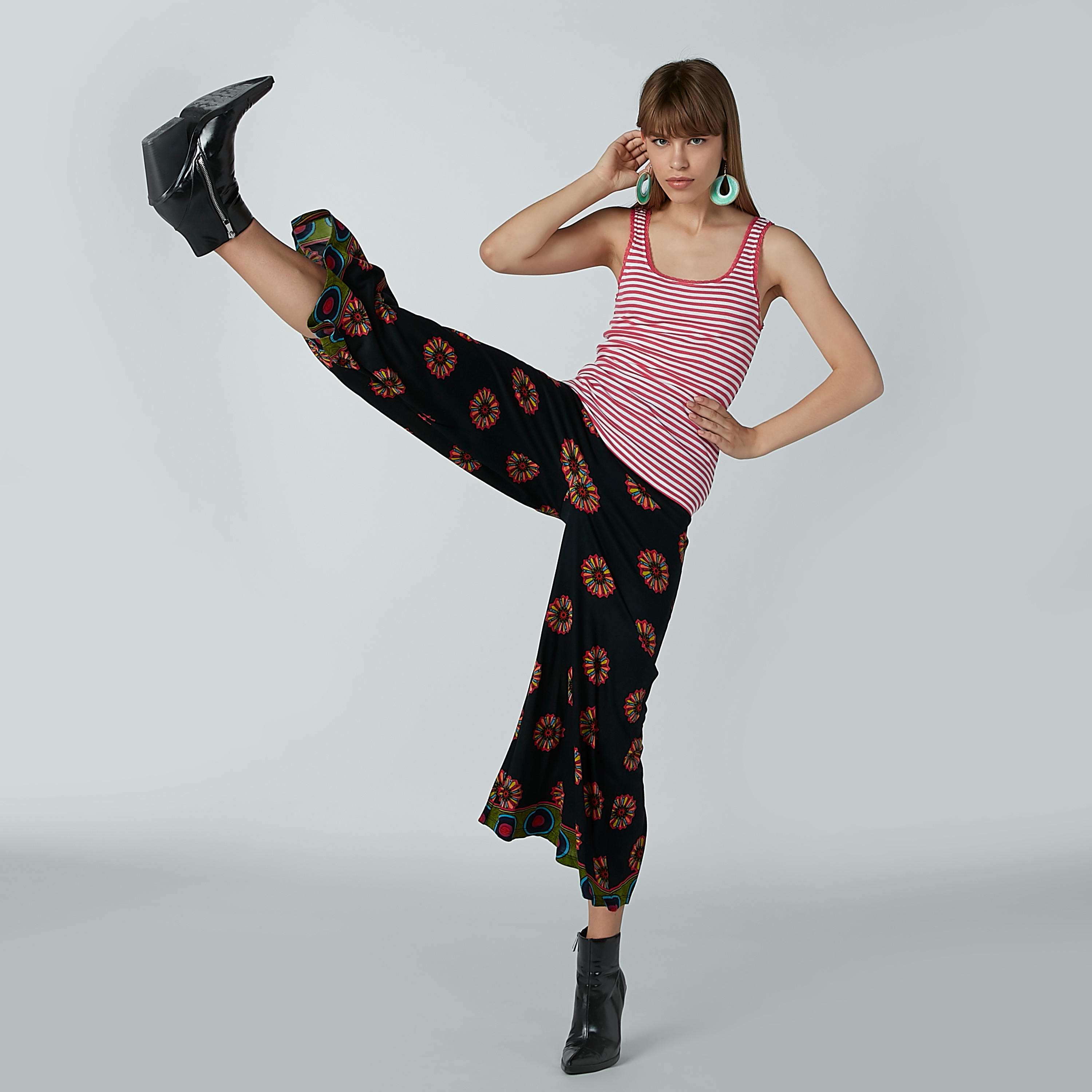 بنطال بالازو بقصّة واسعة وخصر مطاطي وطبعات-women-clothing-bottoms-trousers-image-5