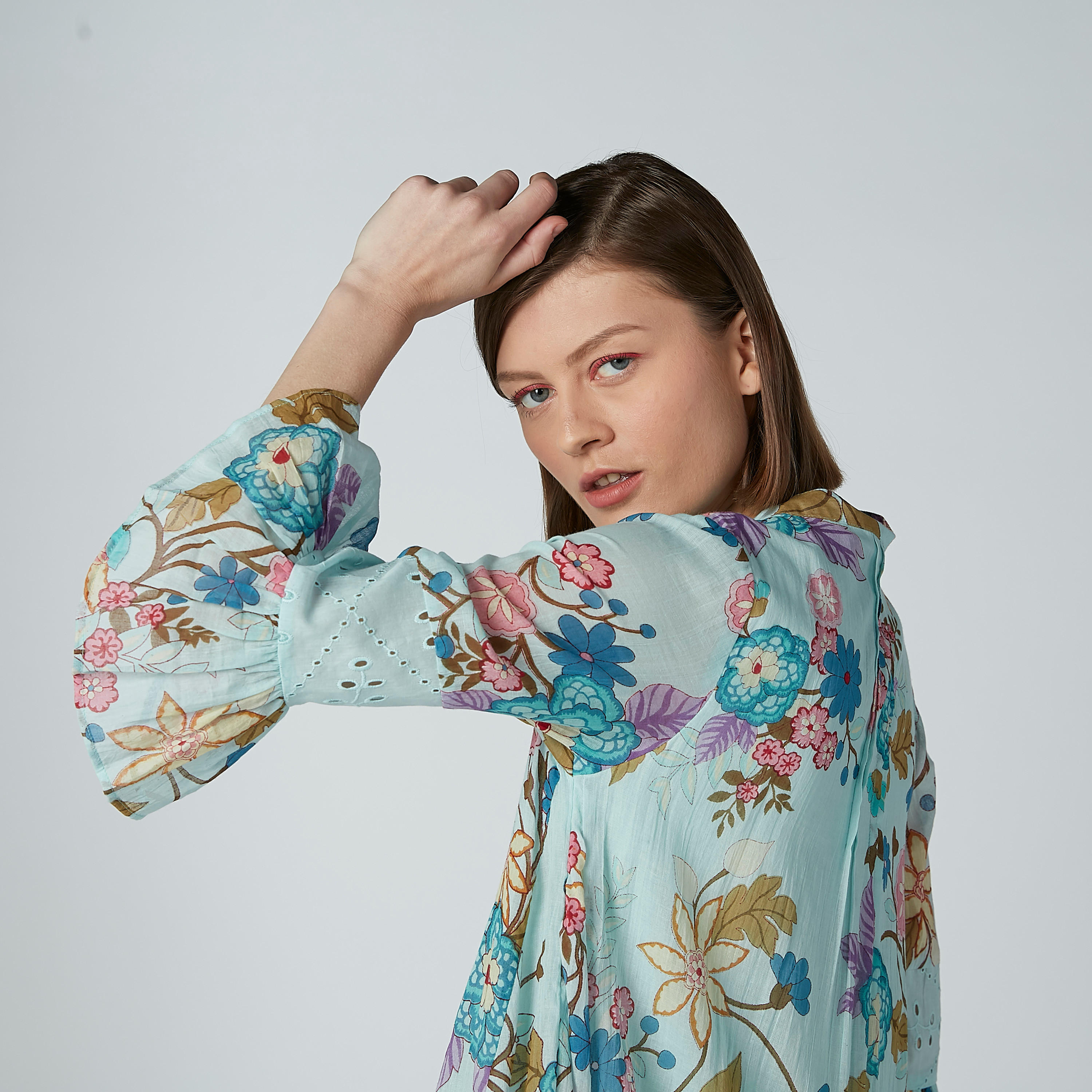 تونيك بتفاصيل شيفلي وأكمام واسعة وطبعات زهرية-women-clothing-shirtsandblouses-blouses-image-1