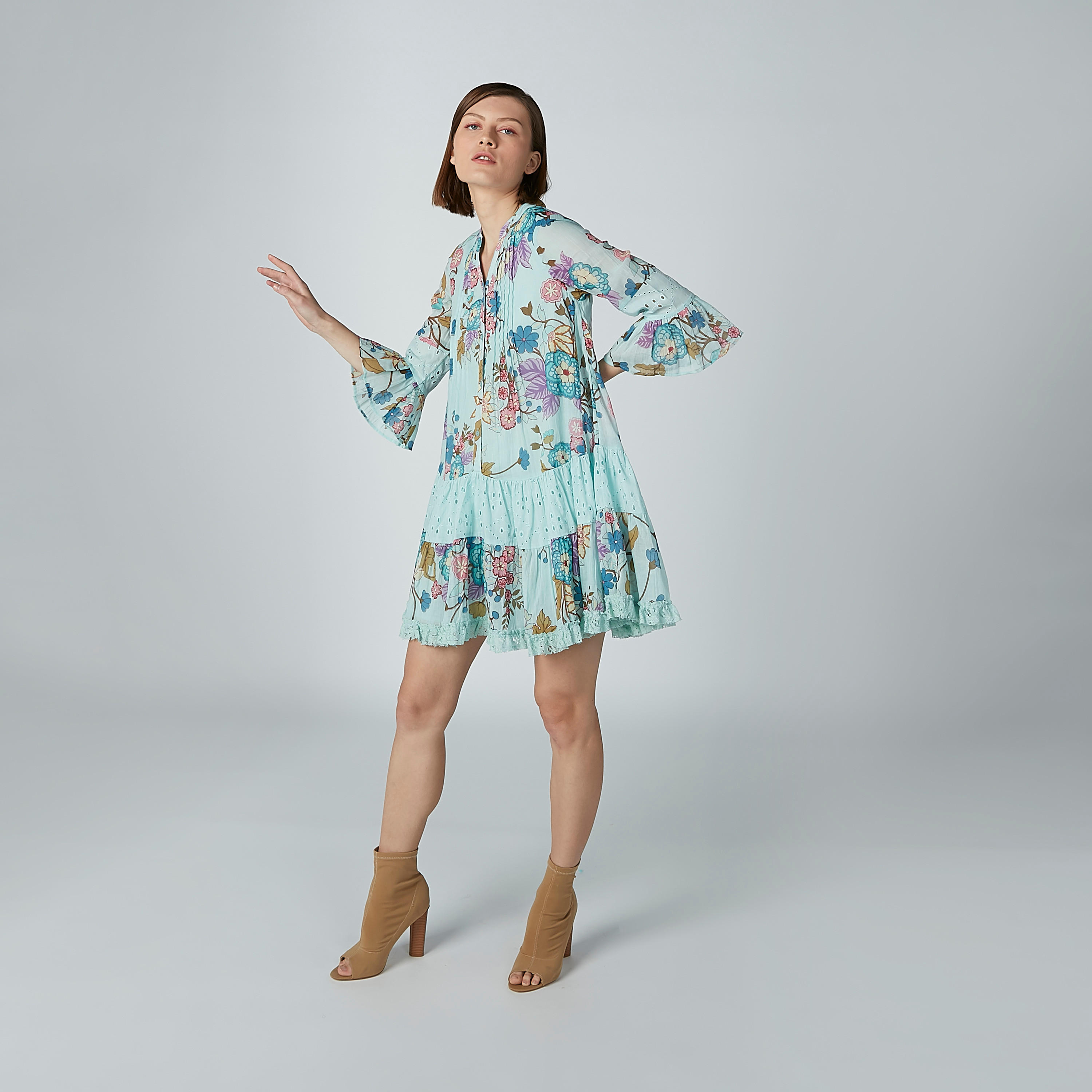 تونيك بتفاصيل شيفلي وأكمام واسعة وطبعات زهرية-women-clothing-shirtsandblouses-blouses-image-3