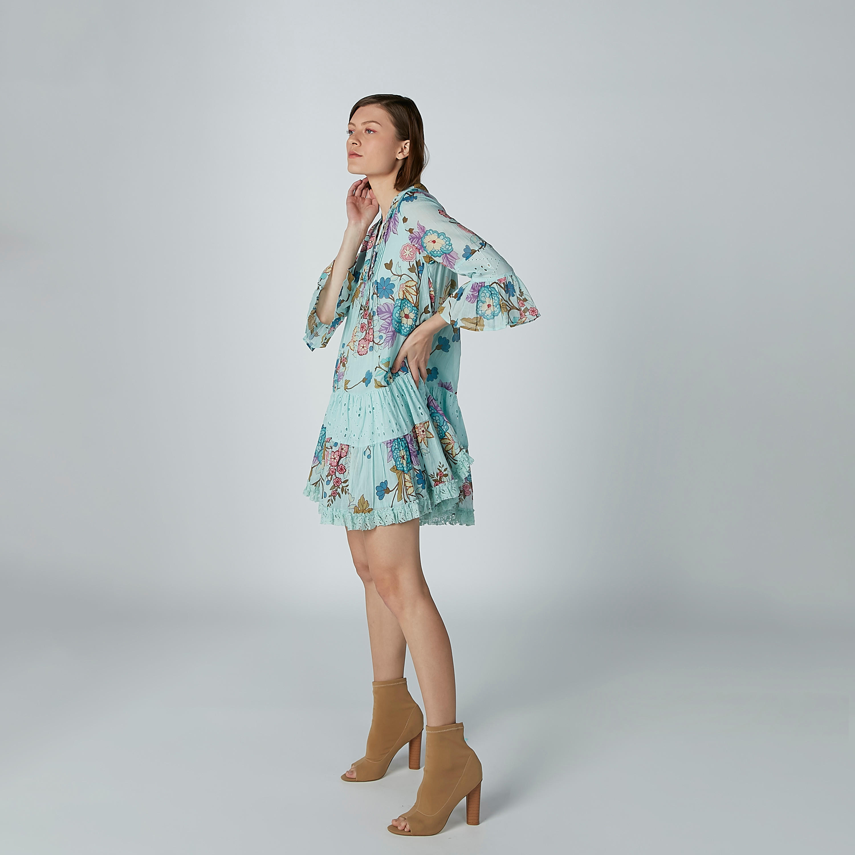 تونيك بتفاصيل شيفلي وأكمام واسعة وطبعات زهرية-women-clothing-shirtsandblouses-blouses-image-4