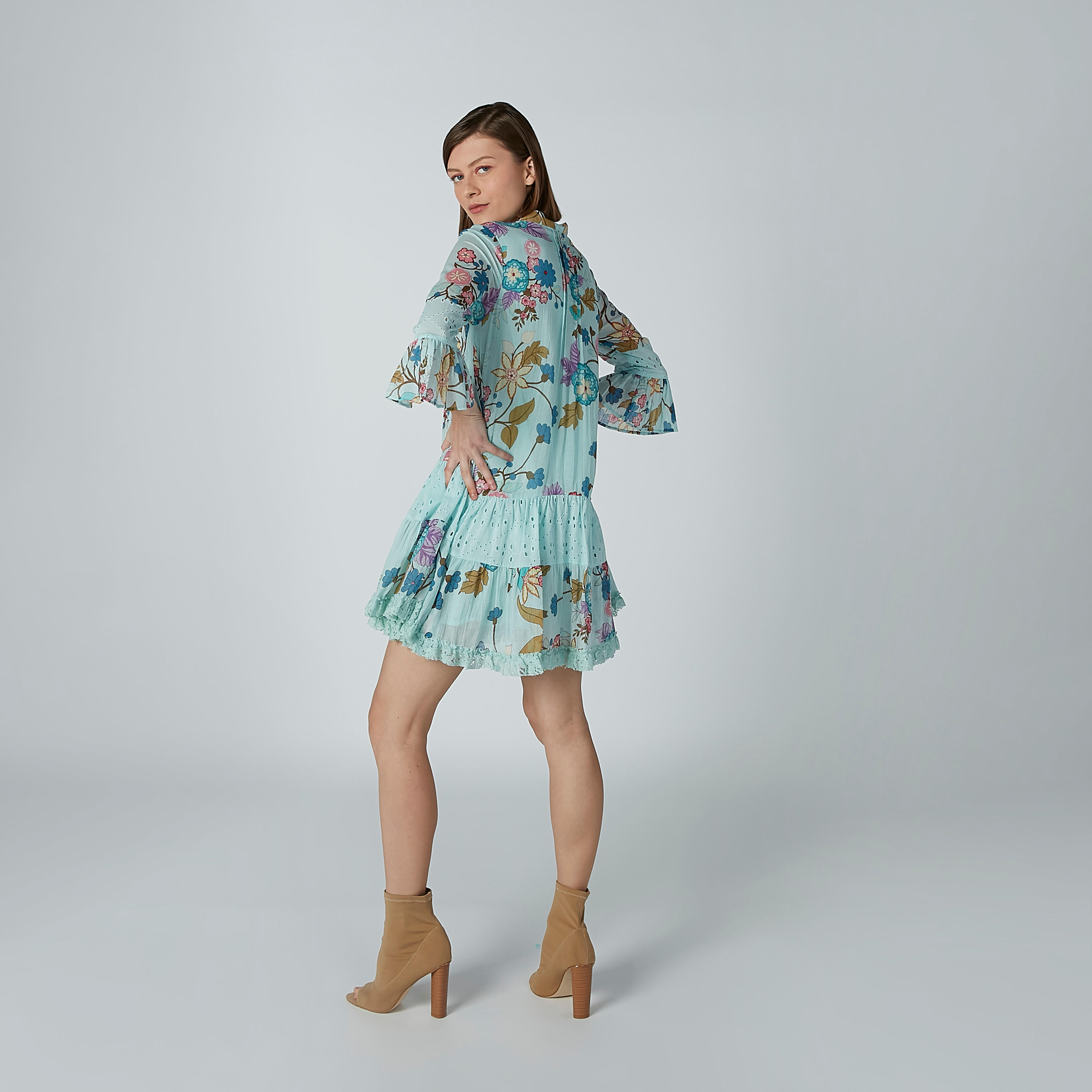 تونيك بتفاصيل شيفلي وأكمام واسعة وطبعات زهرية-women-clothing-shirtsandblouses-blouses-image-6