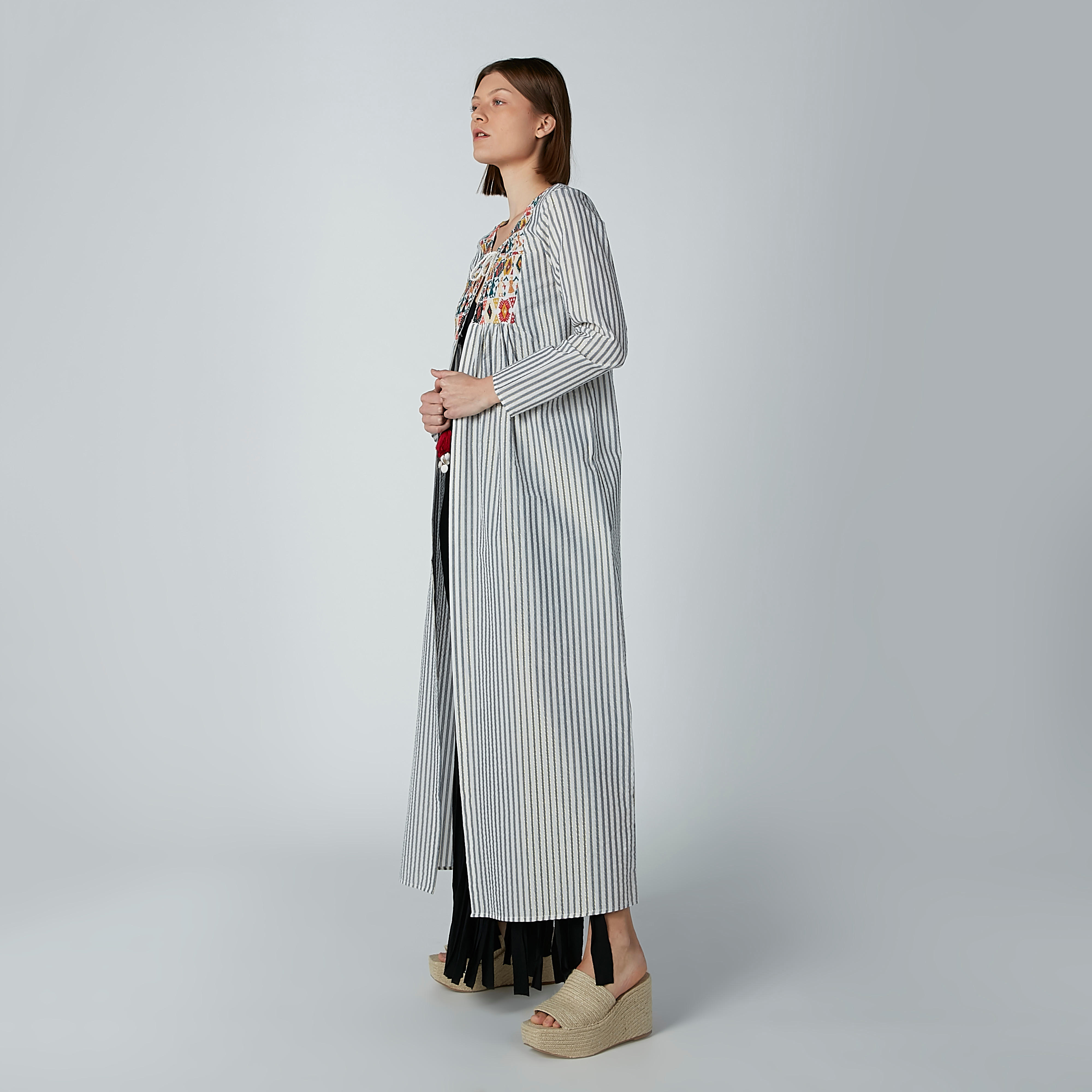 سترة مقلّمة بأربطة وتطريز-women-winterwear-cardigansandjumpers-cardigans-image-3