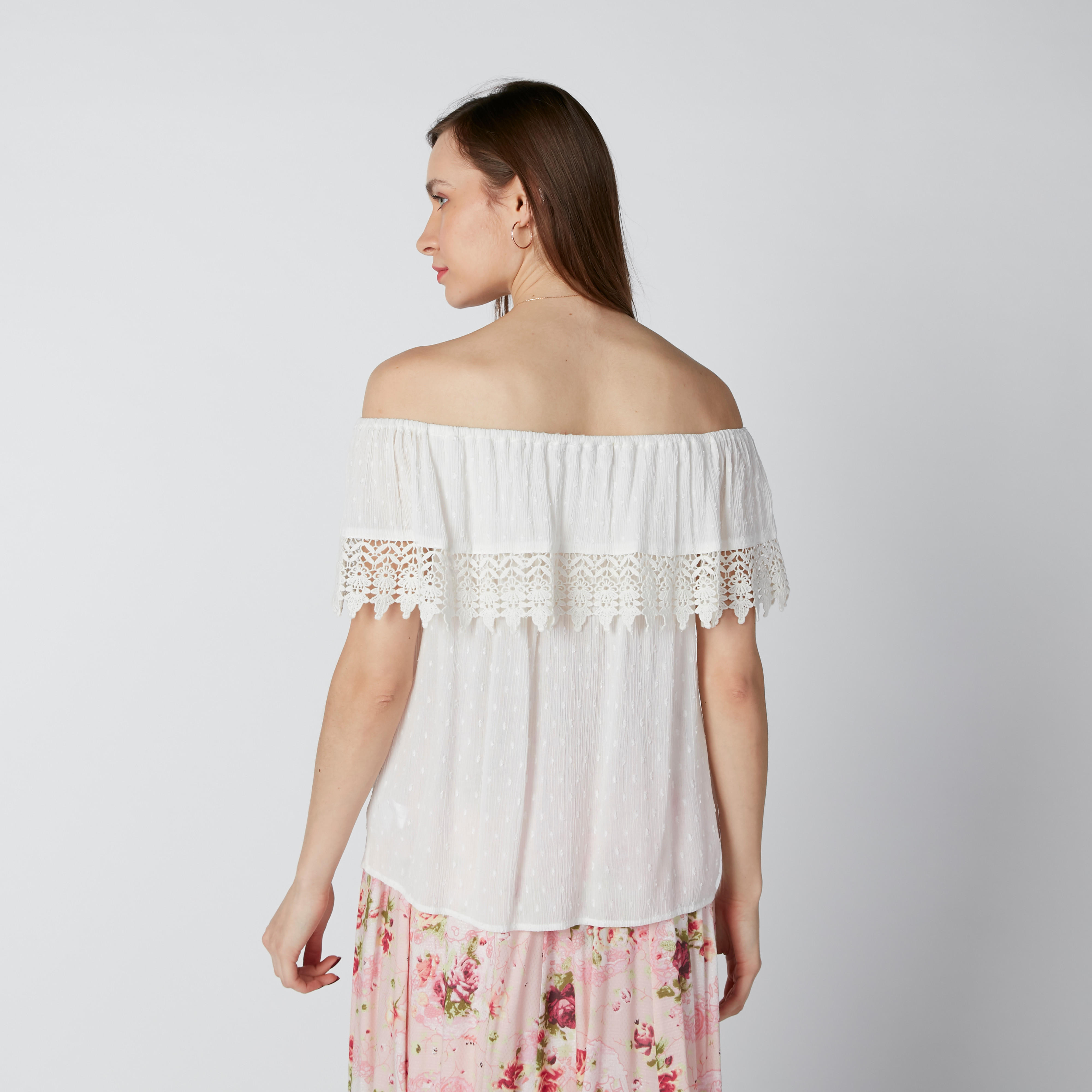 بلوزة مكشوفة الأكتاف بتفاصيل دانتيل-women-clothing-shirtsandblouses-blouses-image-2