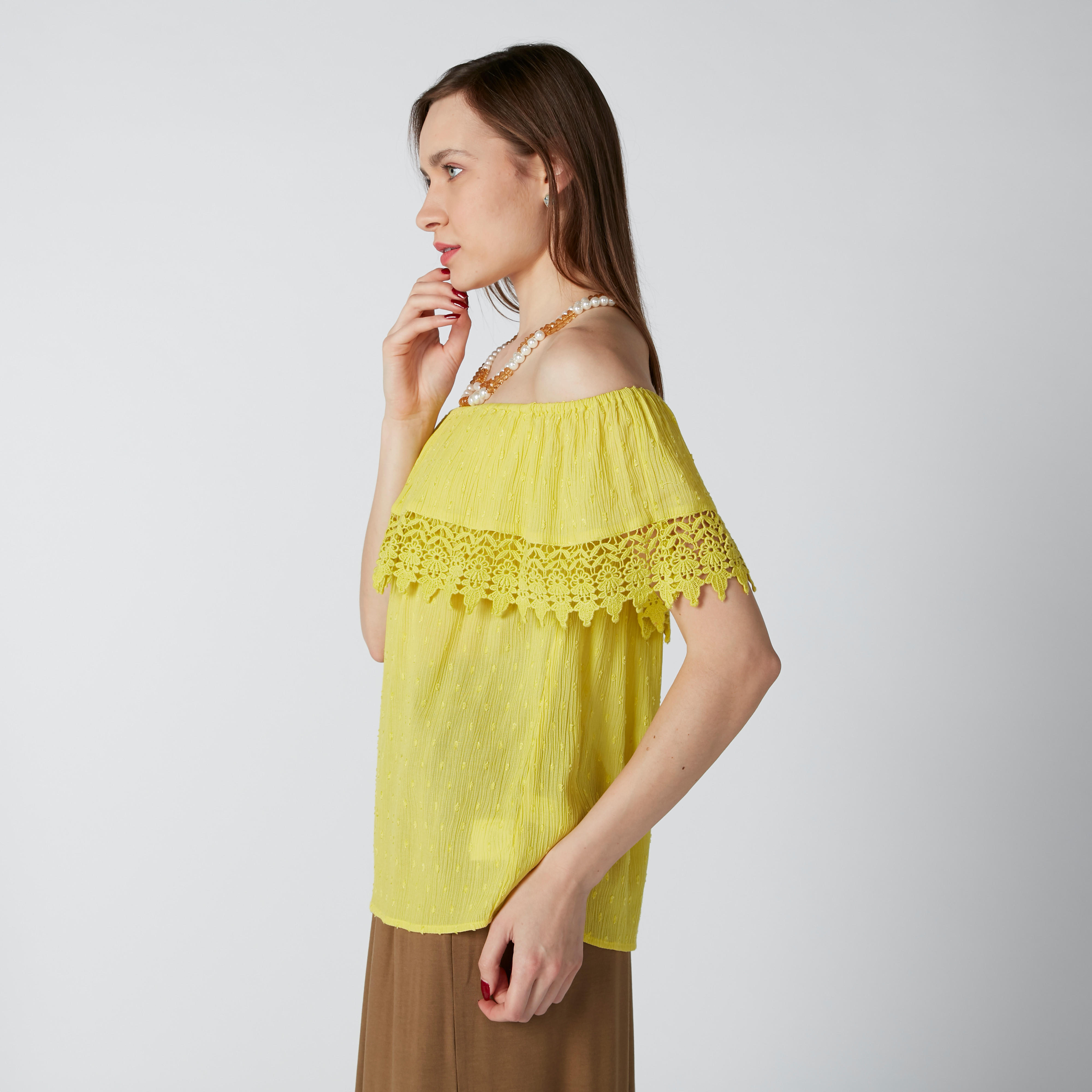 بلوزة مكشوفة الأكتاف بتفاصيل دانتيل-women-clothing-shirtsandblouses-blouses-image-4