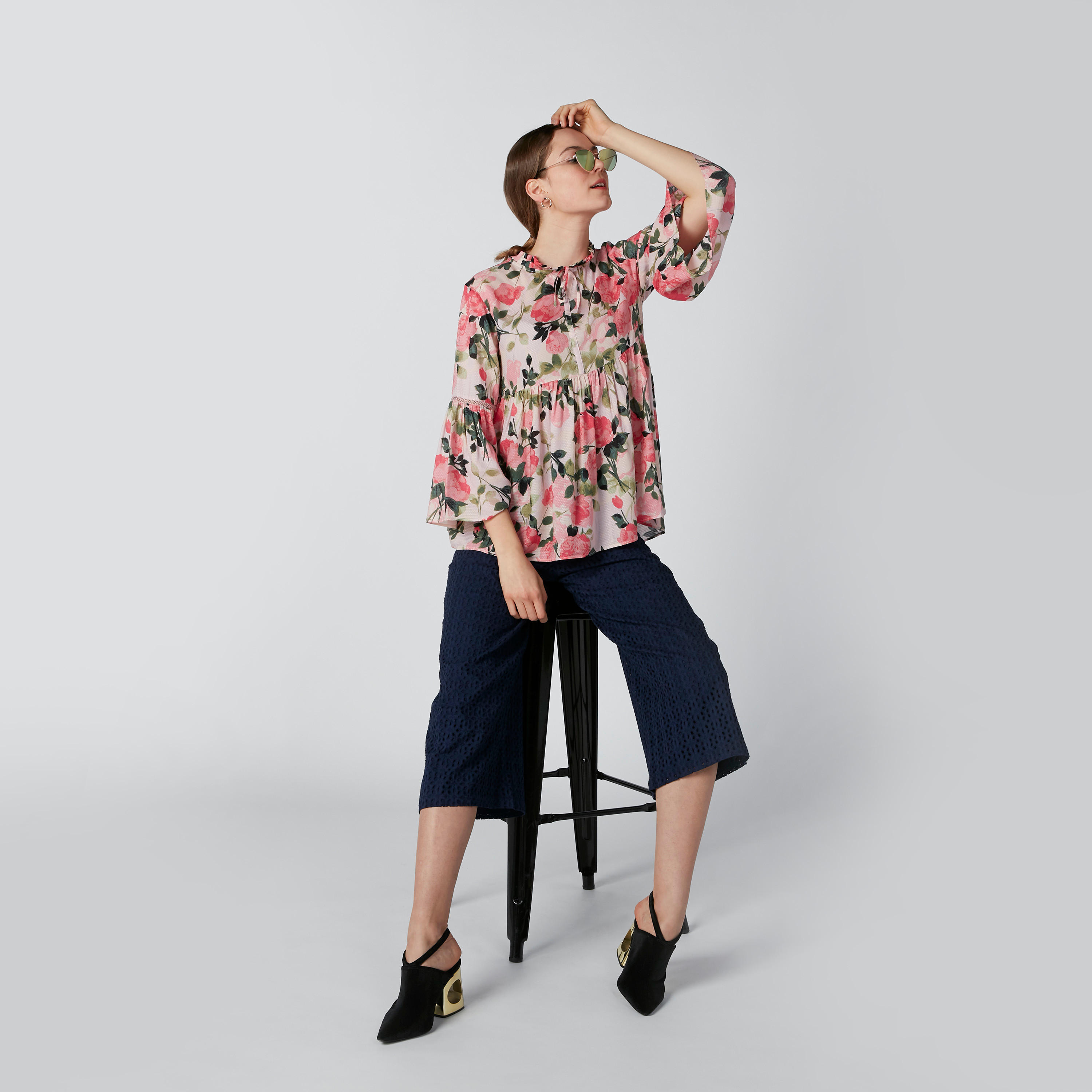 بلوزة بأكمام واسعة وأربطة وطبعات زهرية-women-clothing-shirtsandblouses-blouses-image-1