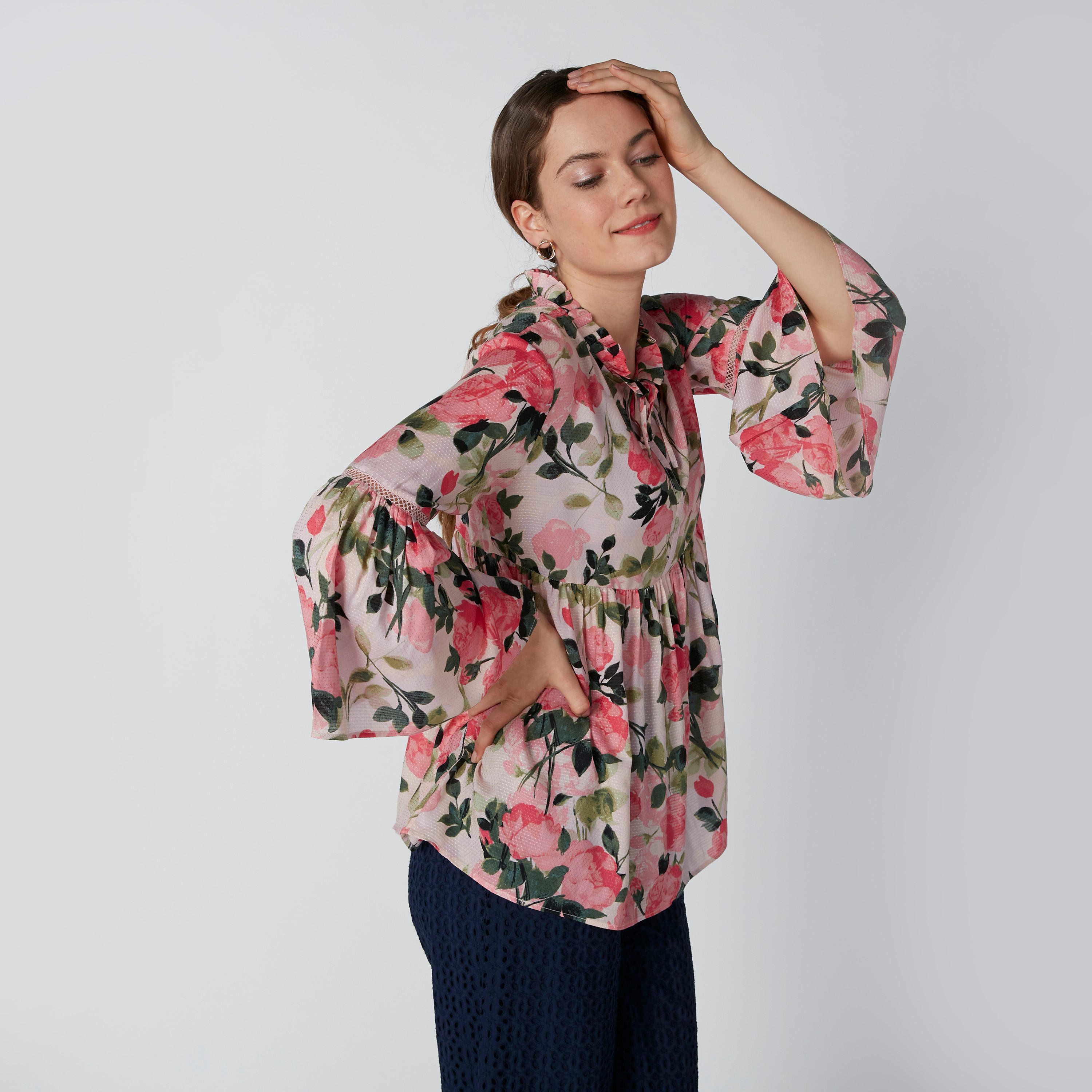 بلوزة بأكمام واسعة وأربطة وطبعات زهرية-women-clothing-shirtsandblouses-blouses-image-4