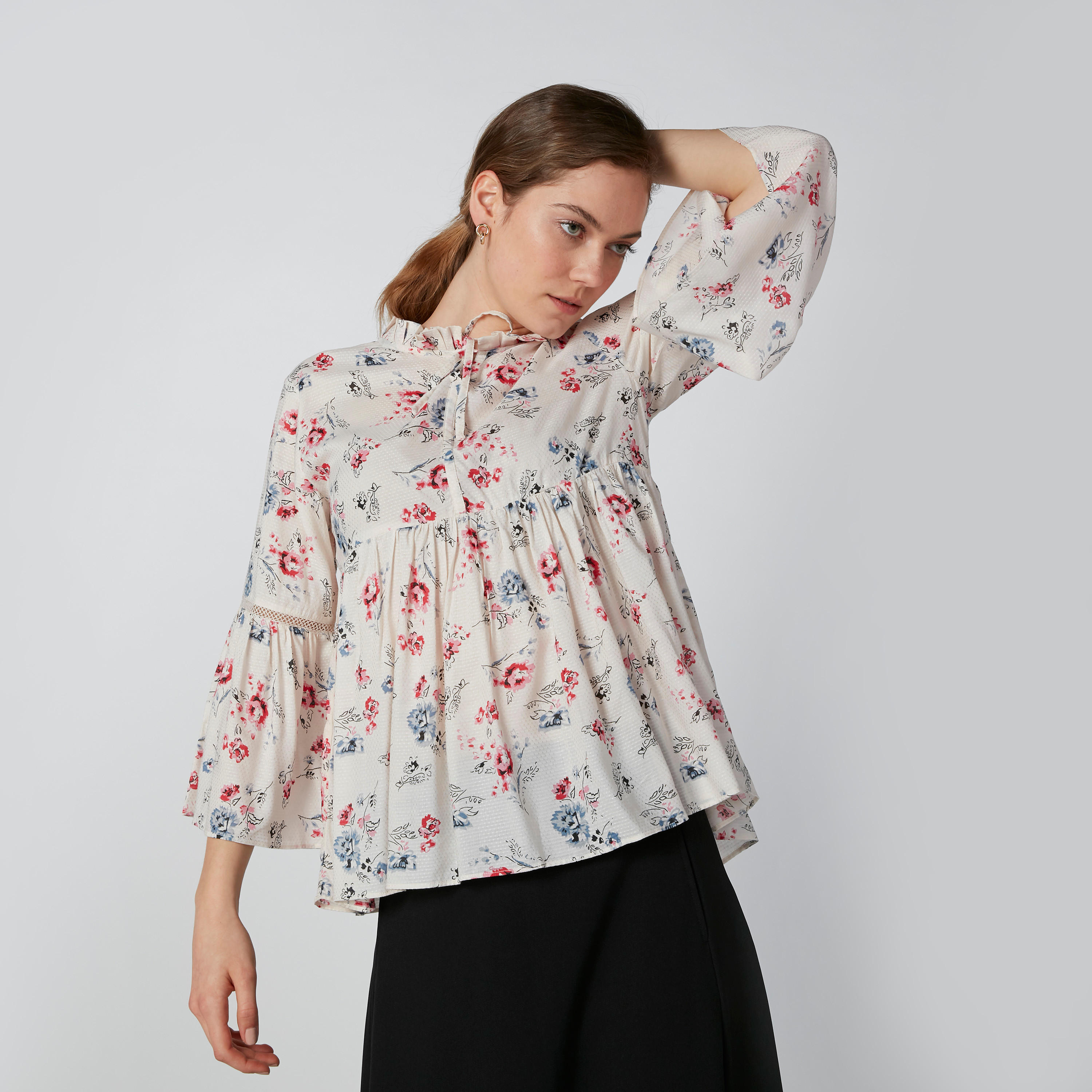 بلوزة بأكمام واسعة وأربطة وطبعات زهرية-women-clothing-shirtsandblouses-blouses-image-1