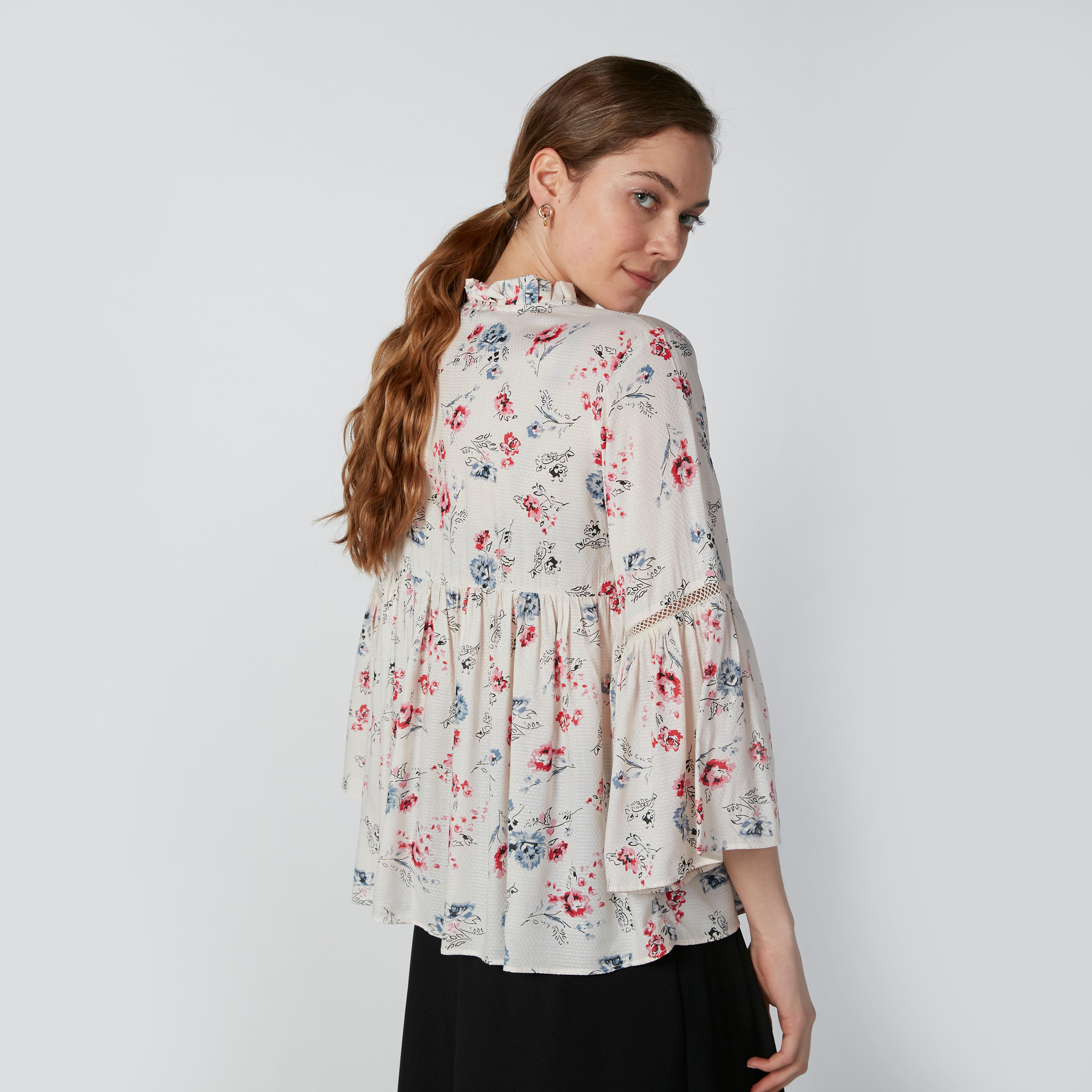 بلوزة بأكمام واسعة وأربطة وطبعات زهرية-women-clothing-shirtsandblouses-blouses-image-2