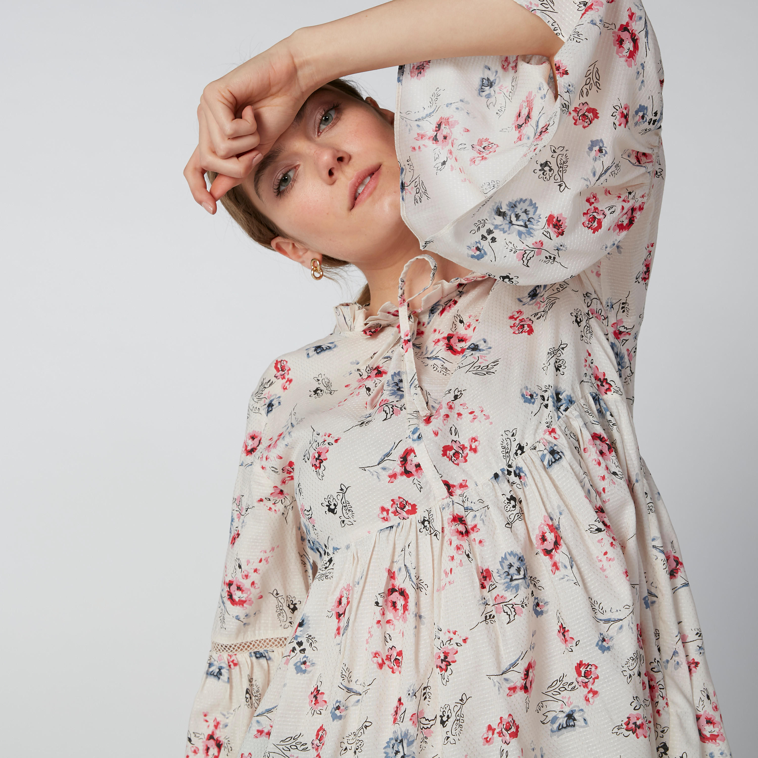 بلوزة بأكمام واسعة وأربطة وطبعات زهرية-women-clothing-shirtsandblouses-blouses-image-5