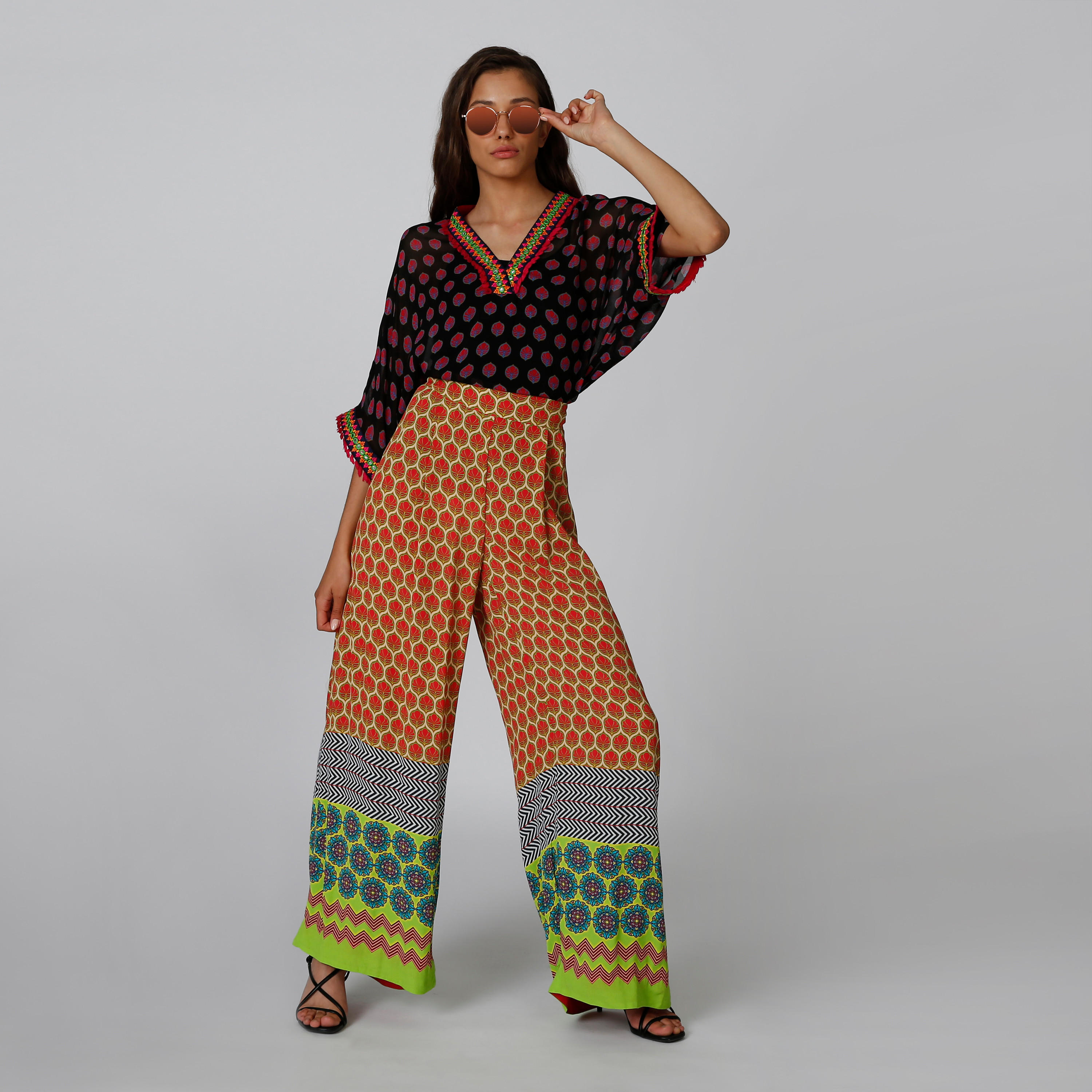 بلوزة قصيرة بياقة V وأكمام 3/4 وطبعات-women-clothing-shirtsandblouses-blouses-image-4