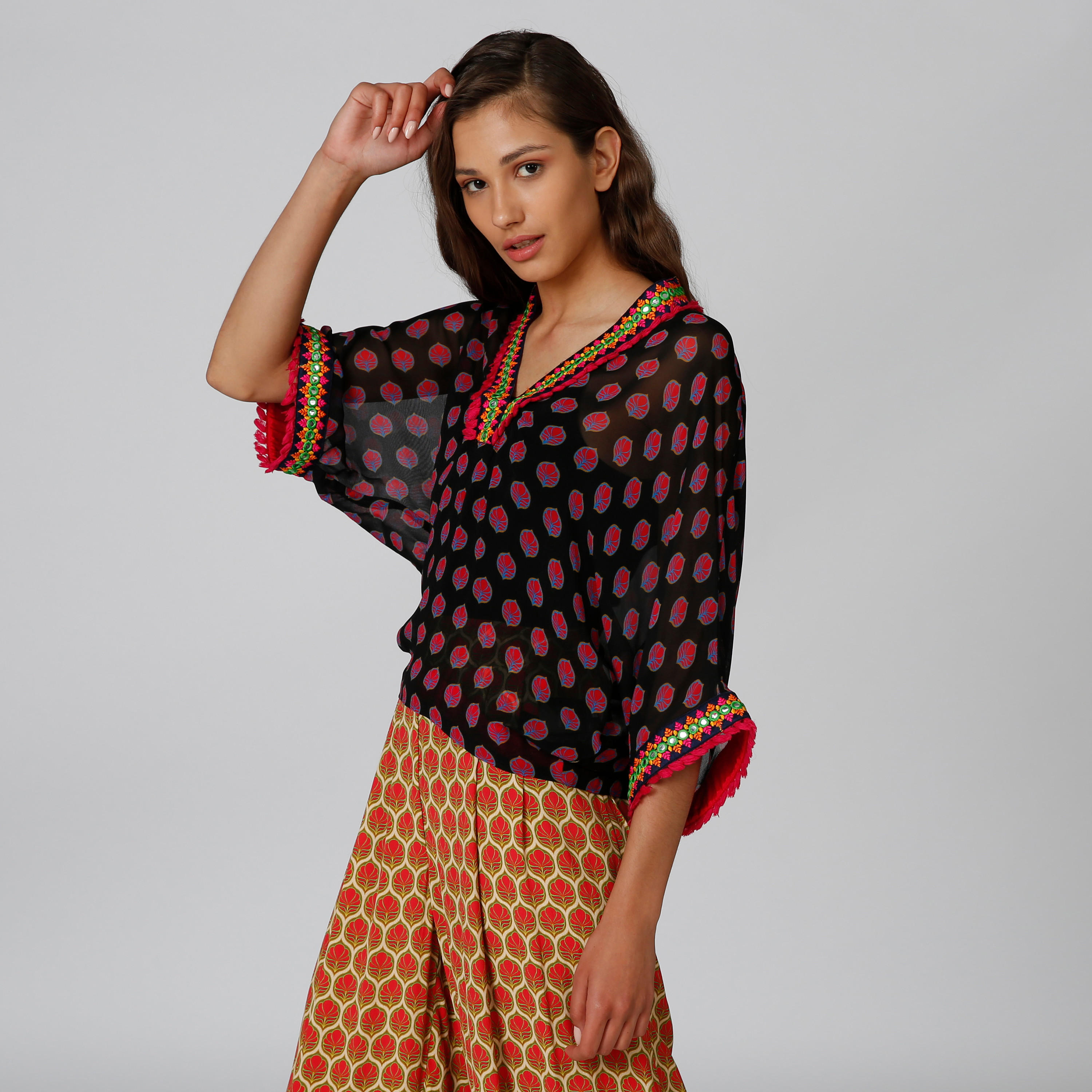 بلوزة قصيرة بياقة V وأكمام 3/4 وطبعات-women-clothing-shirtsandblouses-blouses-image-5