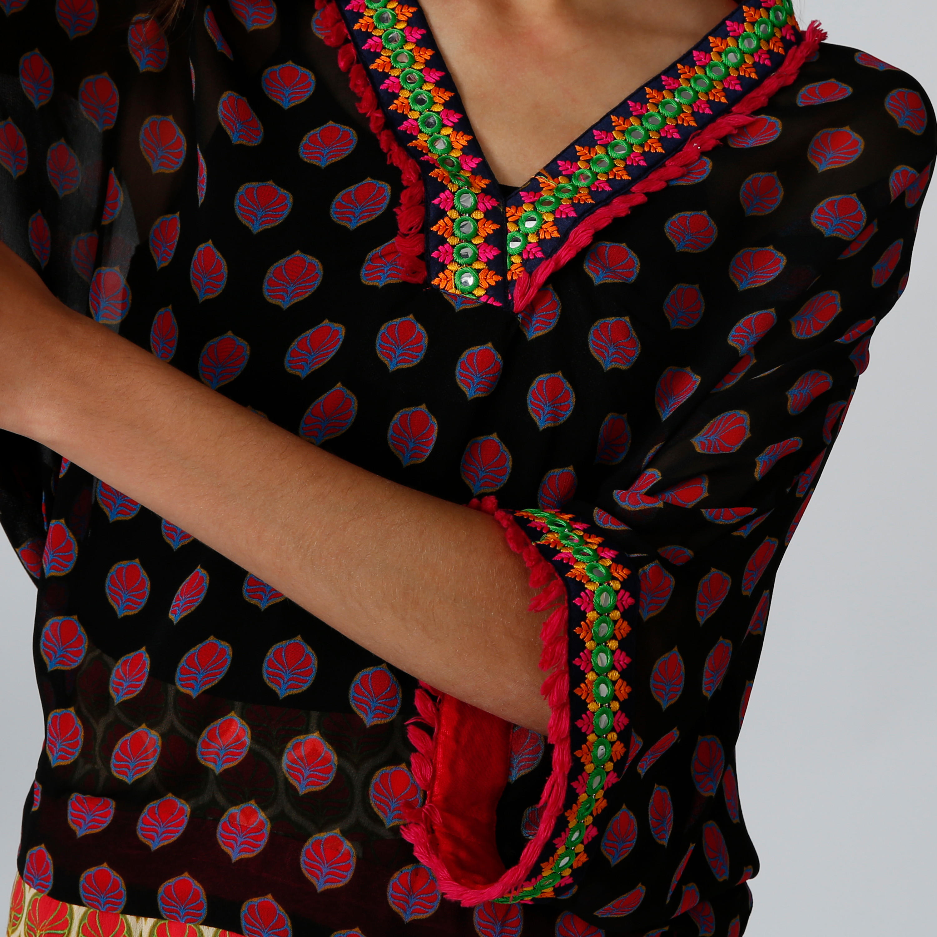 بلوزة قصيرة بياقة V وأكمام 3/4 وطبعات-women-clothing-shirtsandblouses-blouses-image-6