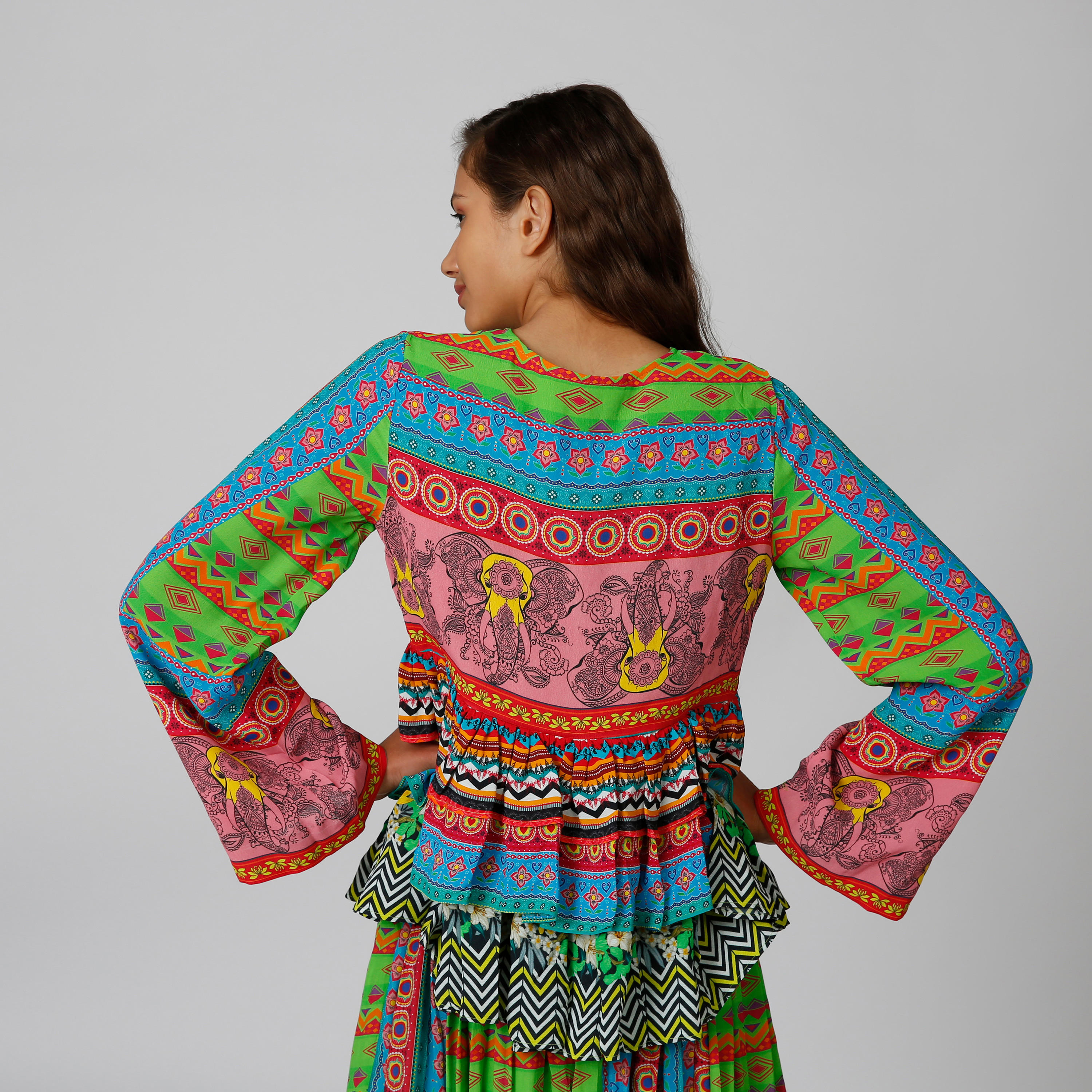 جاكيت بأكمام طويلة وحوّاف غير مستويّة وطبعات-women-winterwear-coatsandjackets-jackets-image-2