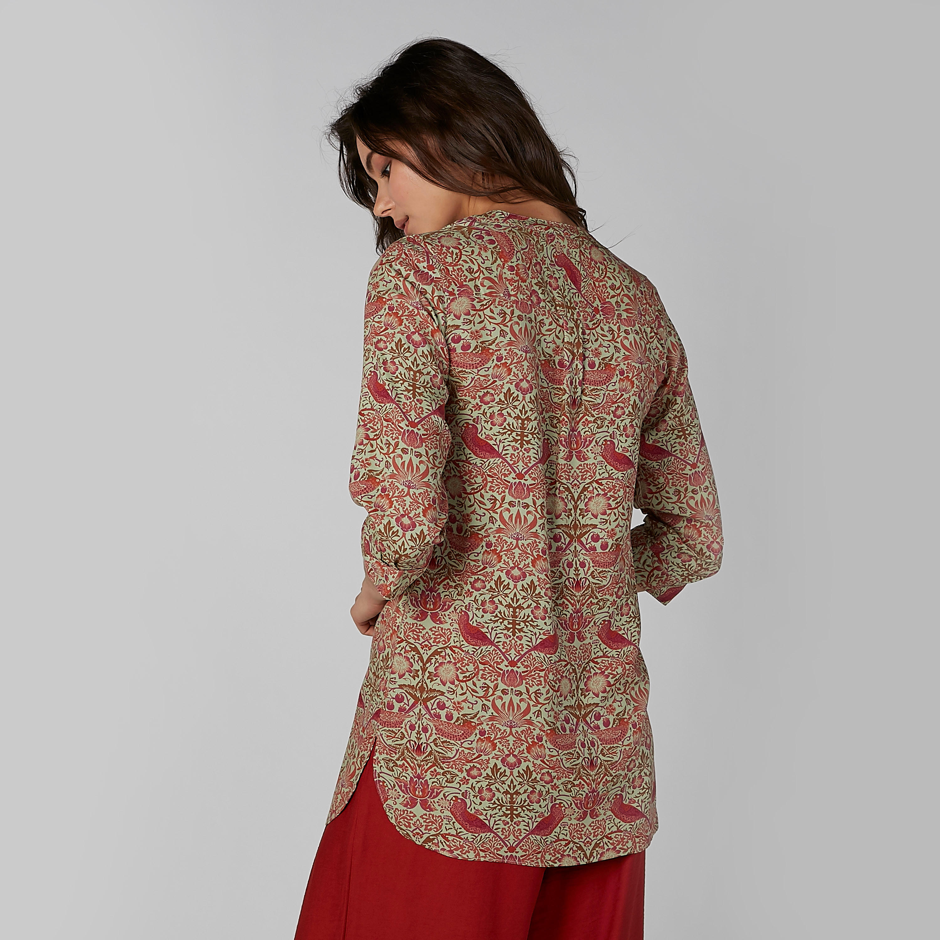 بلوزة مستدامة بياقة ماندارين وأكمام 3/4 وطبعات-women-clothing-shirtsandblouses-blouses-image-3