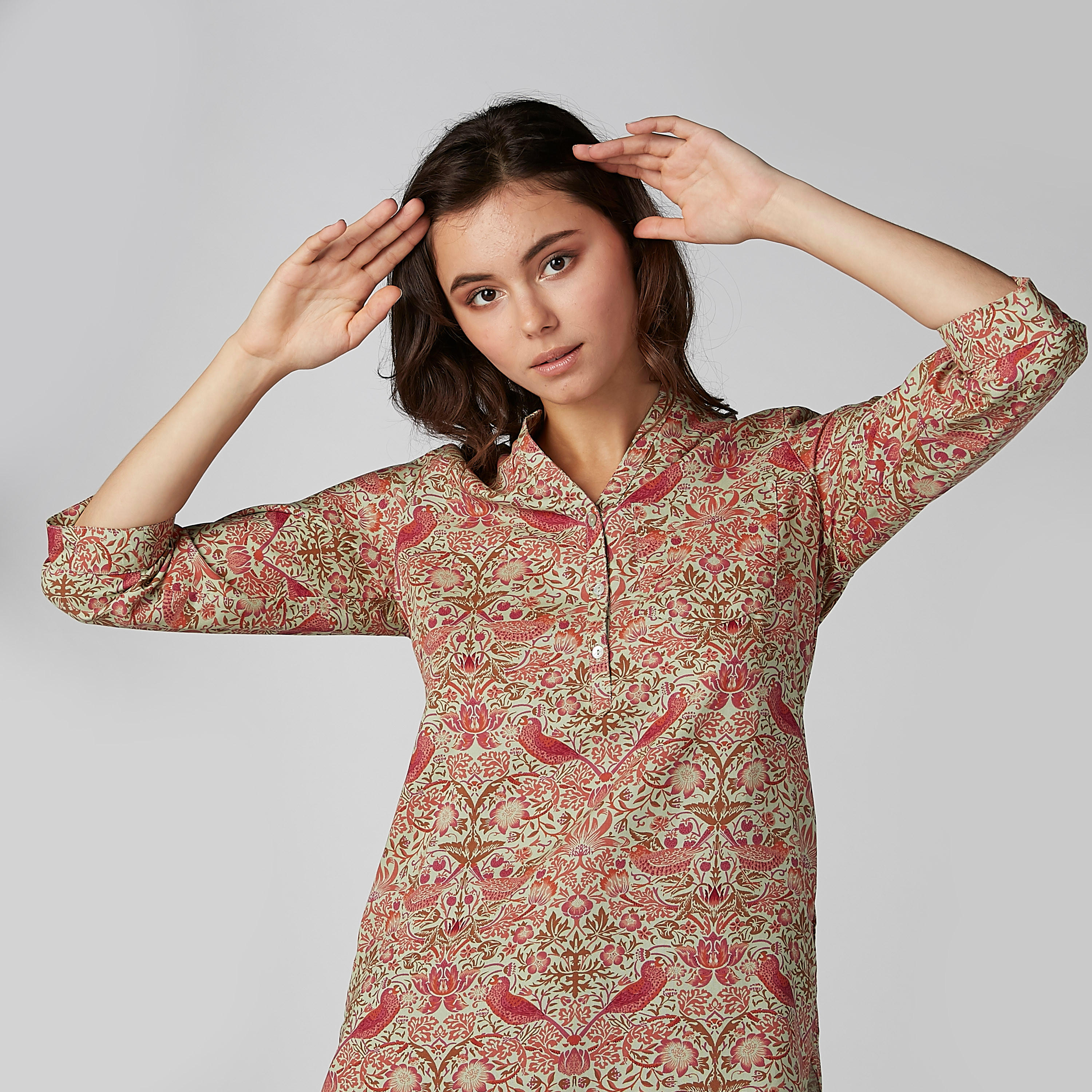 بلوزة مستدامة بياقة ماندارين وأكمام 3/4 وطبعات-women-clothing-shirtsandblouses-blouses-image-4
