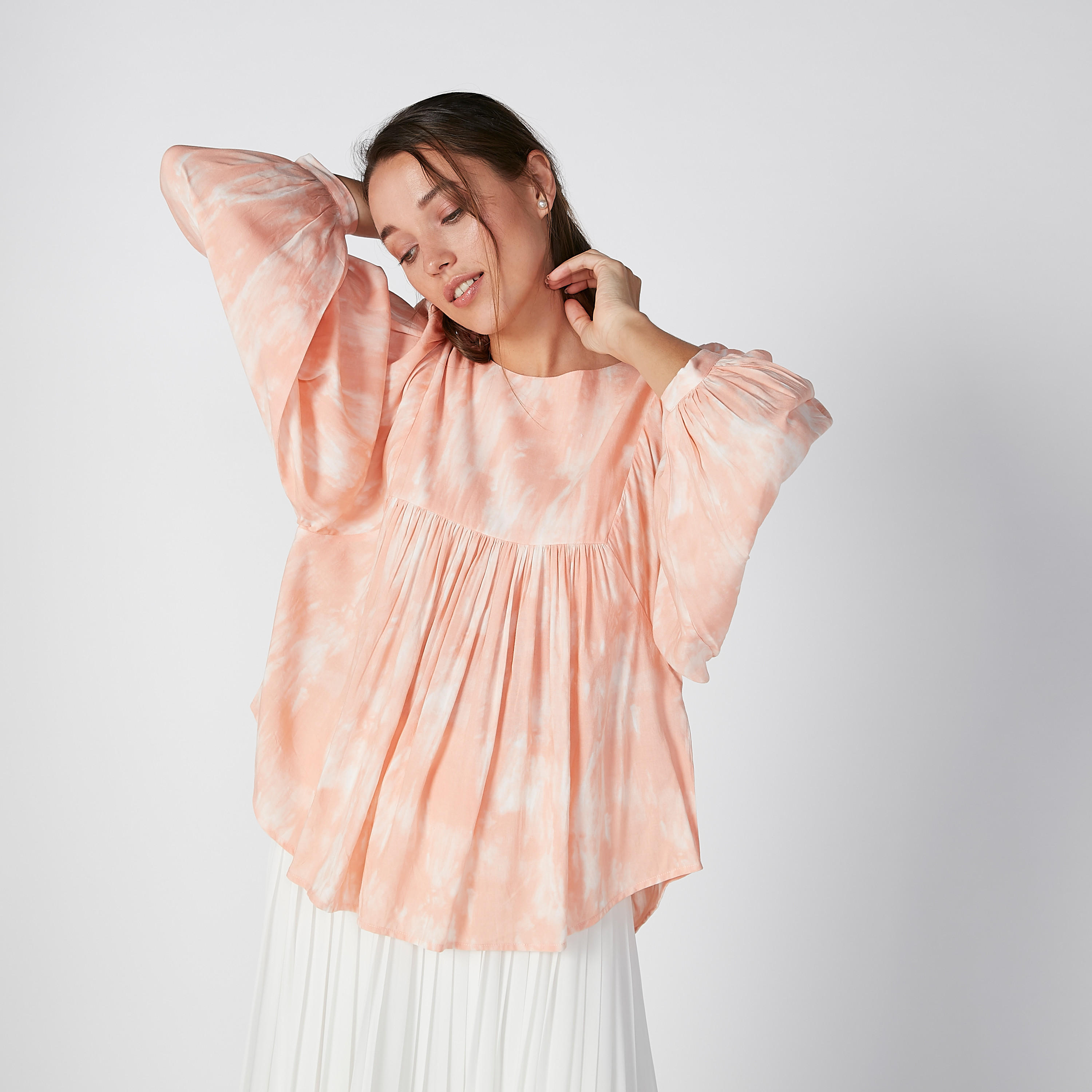 بلوزة مستدامة بطيّات وياقة قارب وأكمام بيشوب -women-clothing-shirtsandblouses-blouses-image-1