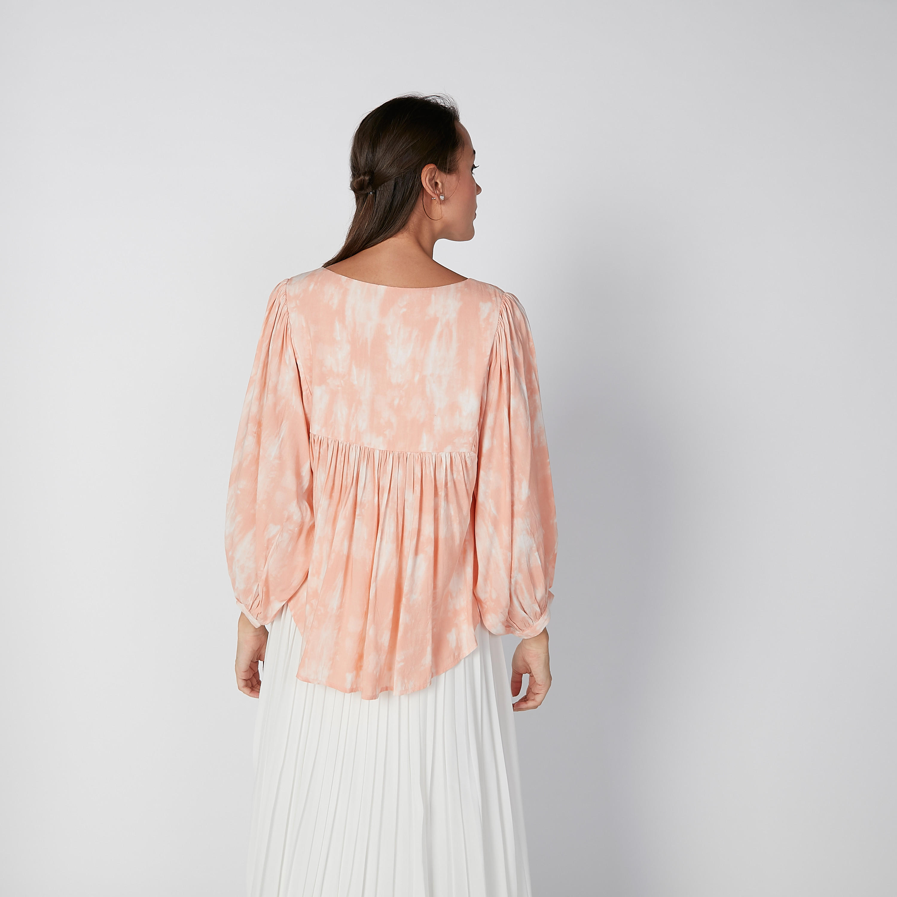 بلوزة مستدامة بطيّات وياقة قارب وأكمام بيشوب -women-clothing-shirtsandblouses-blouses-image-2