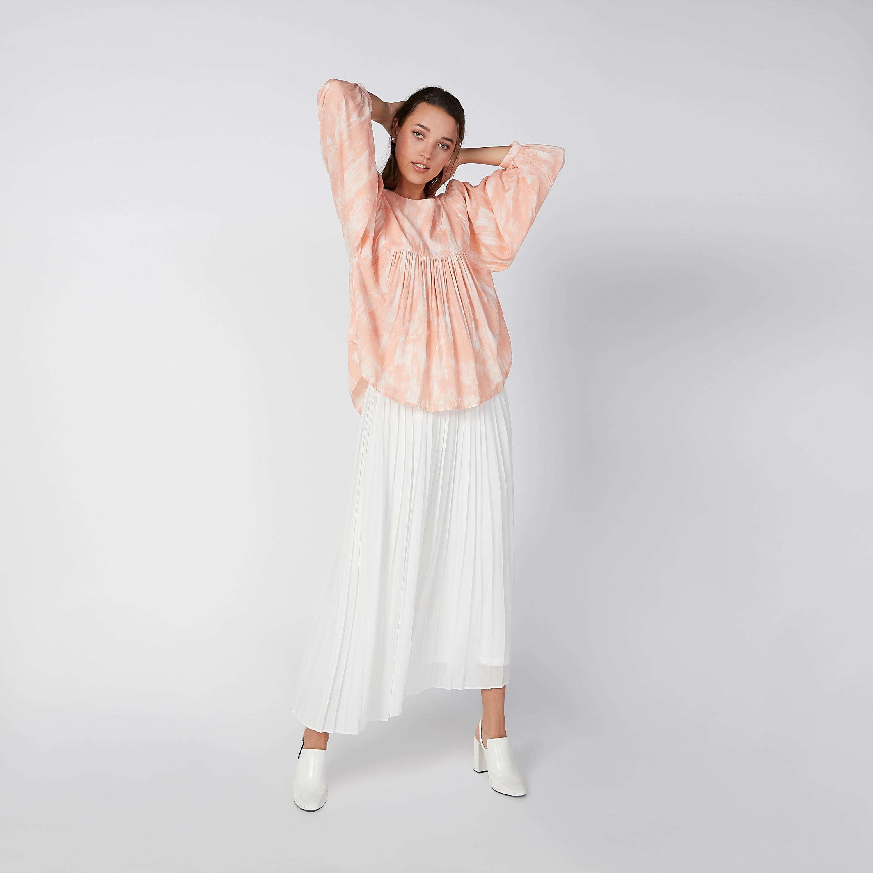 بلوزة مستدامة بطيّات وياقة قارب وأكمام بيشوب -women-clothing-shirtsandblouses-blouses-image-3