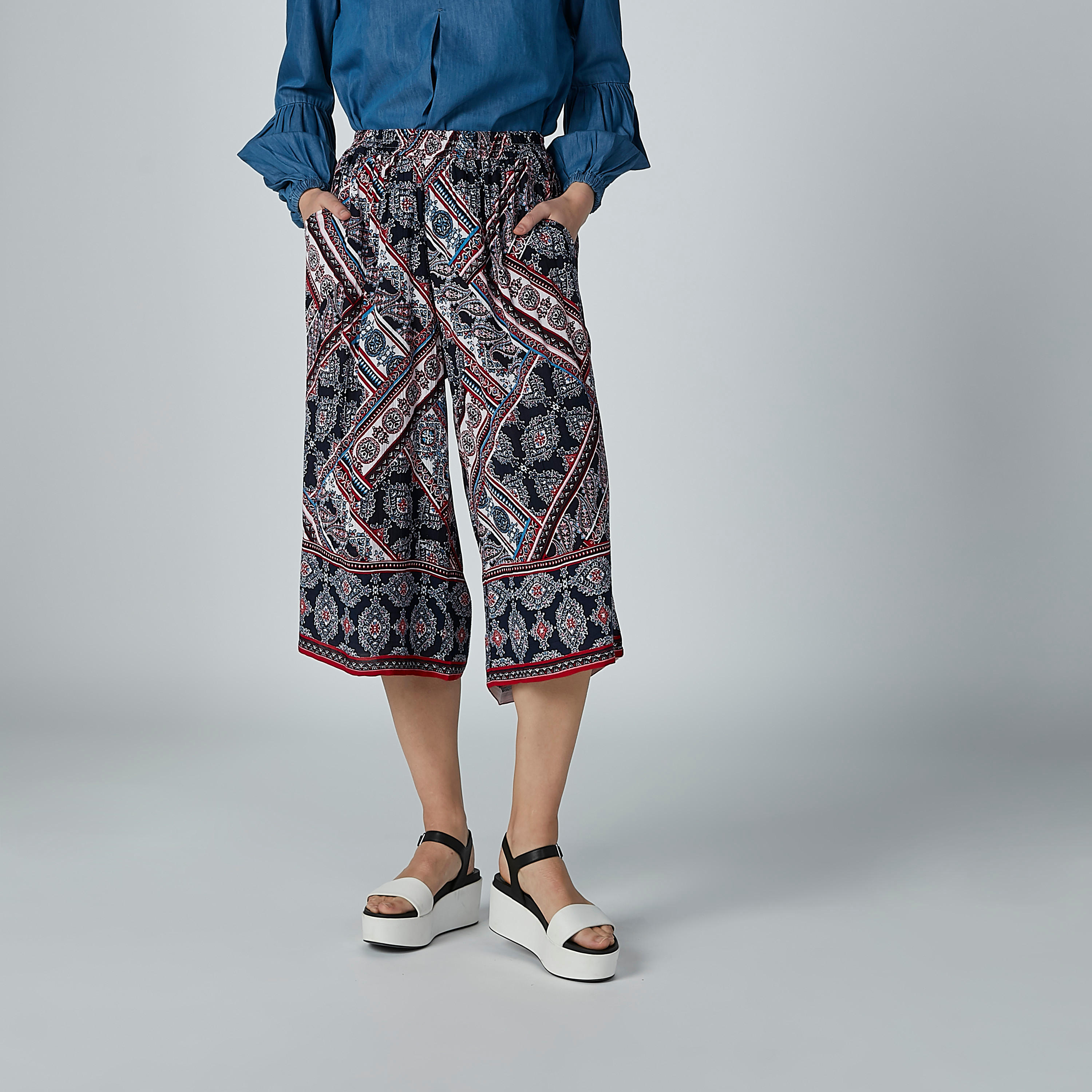 بنطال واسع الساقين بخصر متوسط الارتفاع وجيوب وطبعات-women-clothing-bottoms-trousers-image-1