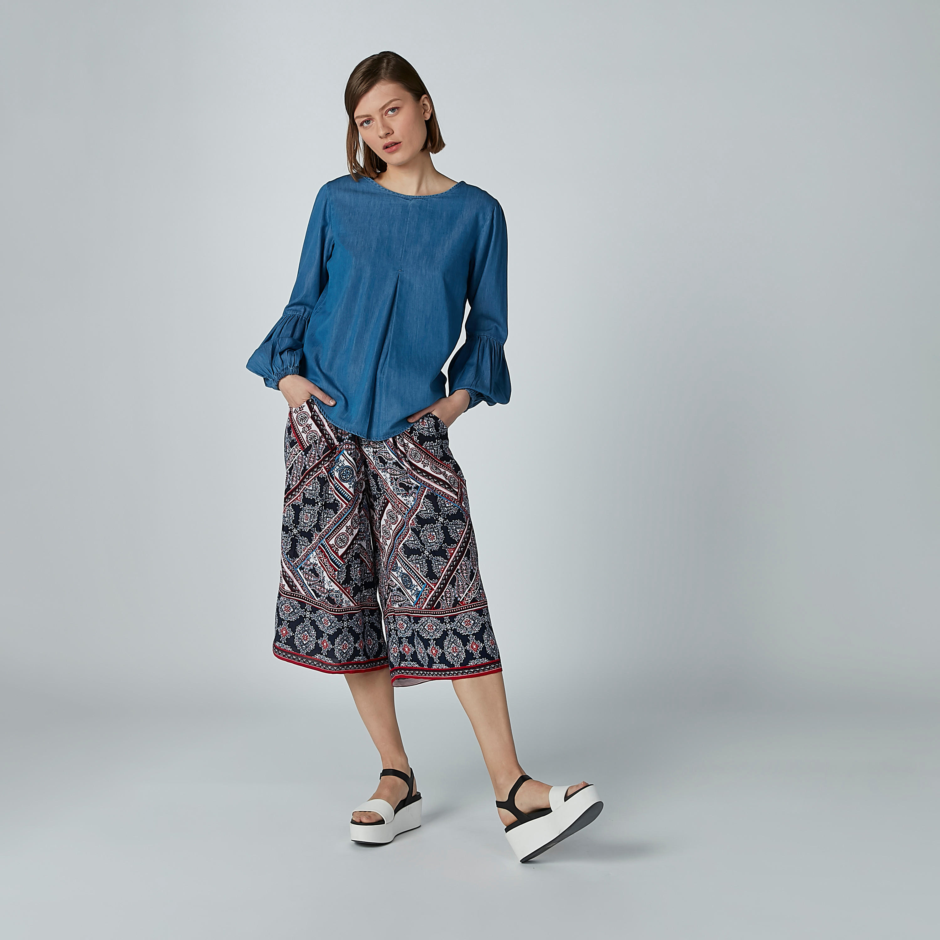 بنطال واسع الساقين بخصر متوسط الارتفاع وجيوب وطبعات-women-clothing-bottoms-trousers-image-2
