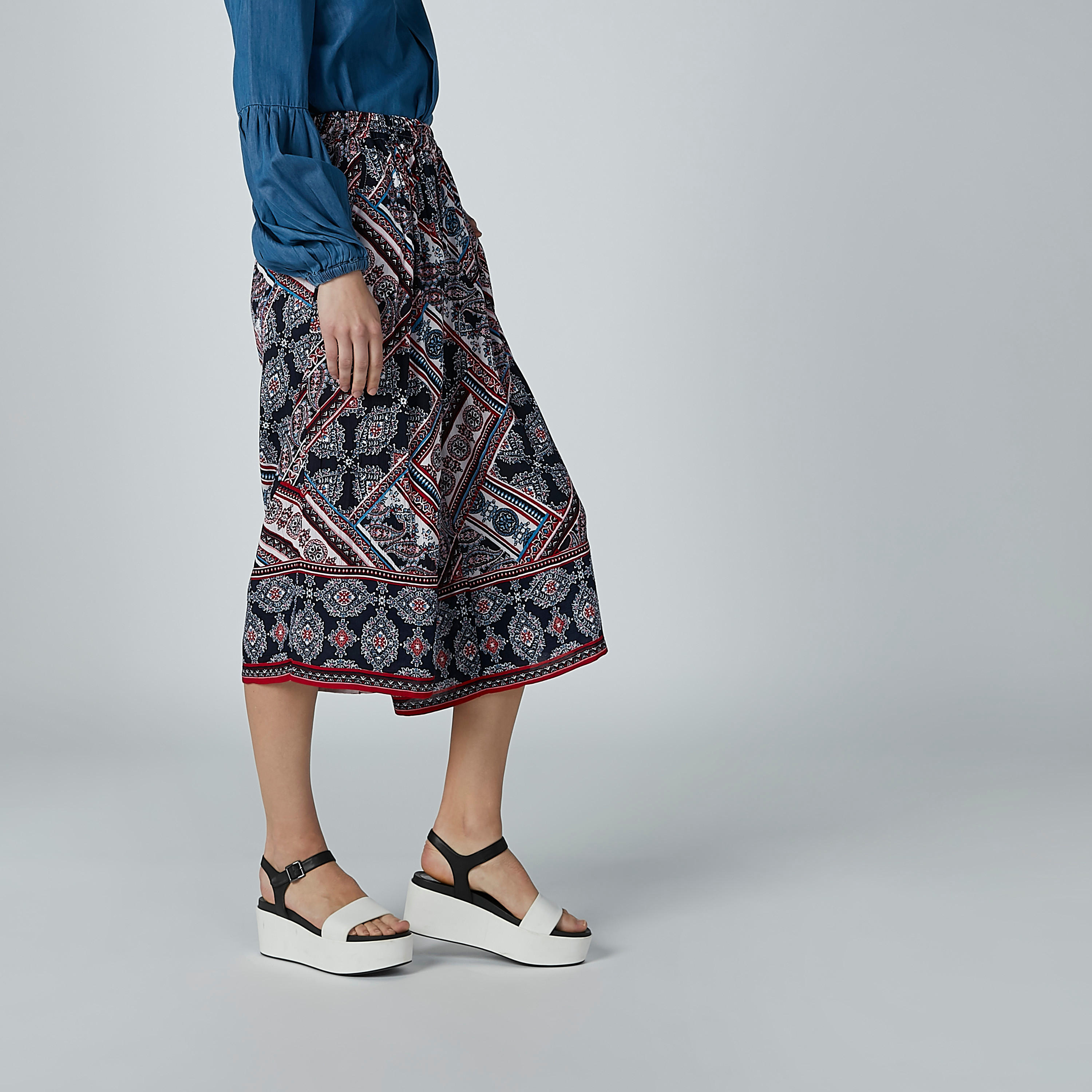 بنطال واسع الساقين بخصر متوسط الارتفاع وجيوب وطبعات-women-clothing-bottoms-trousers-image-4