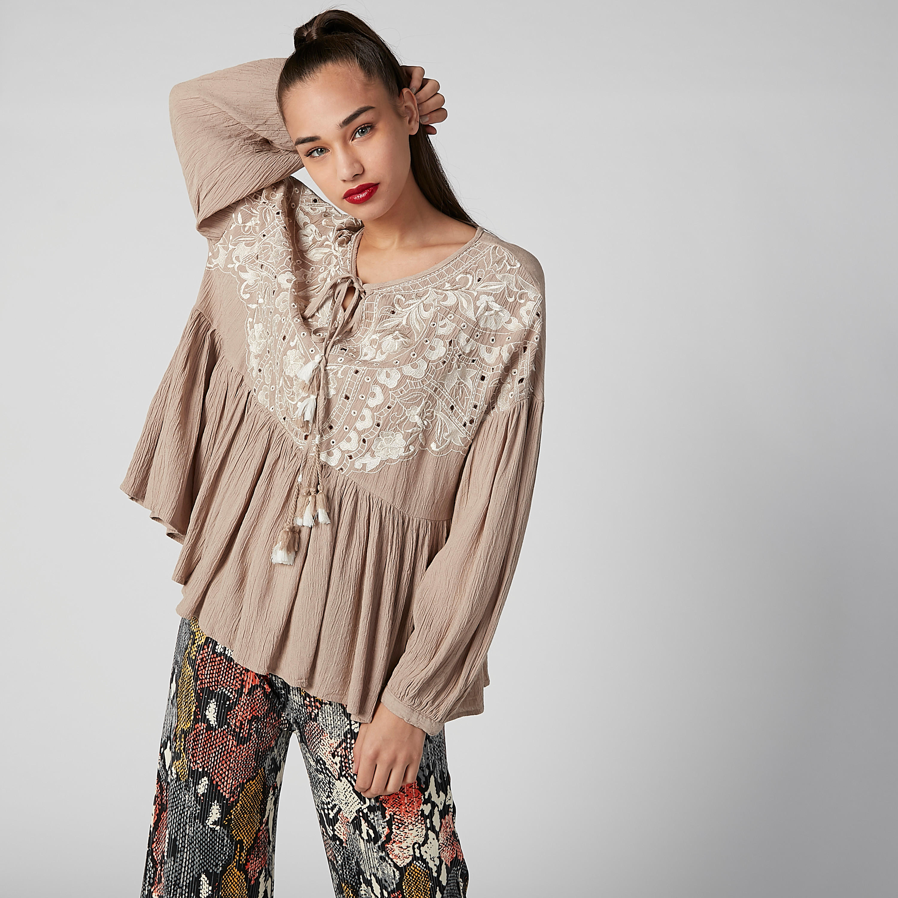 بلوزة بارزة الملمس بياقة قارب وأكمام طويلة-women-clothing-shirtsandblouses-blouses-image-1