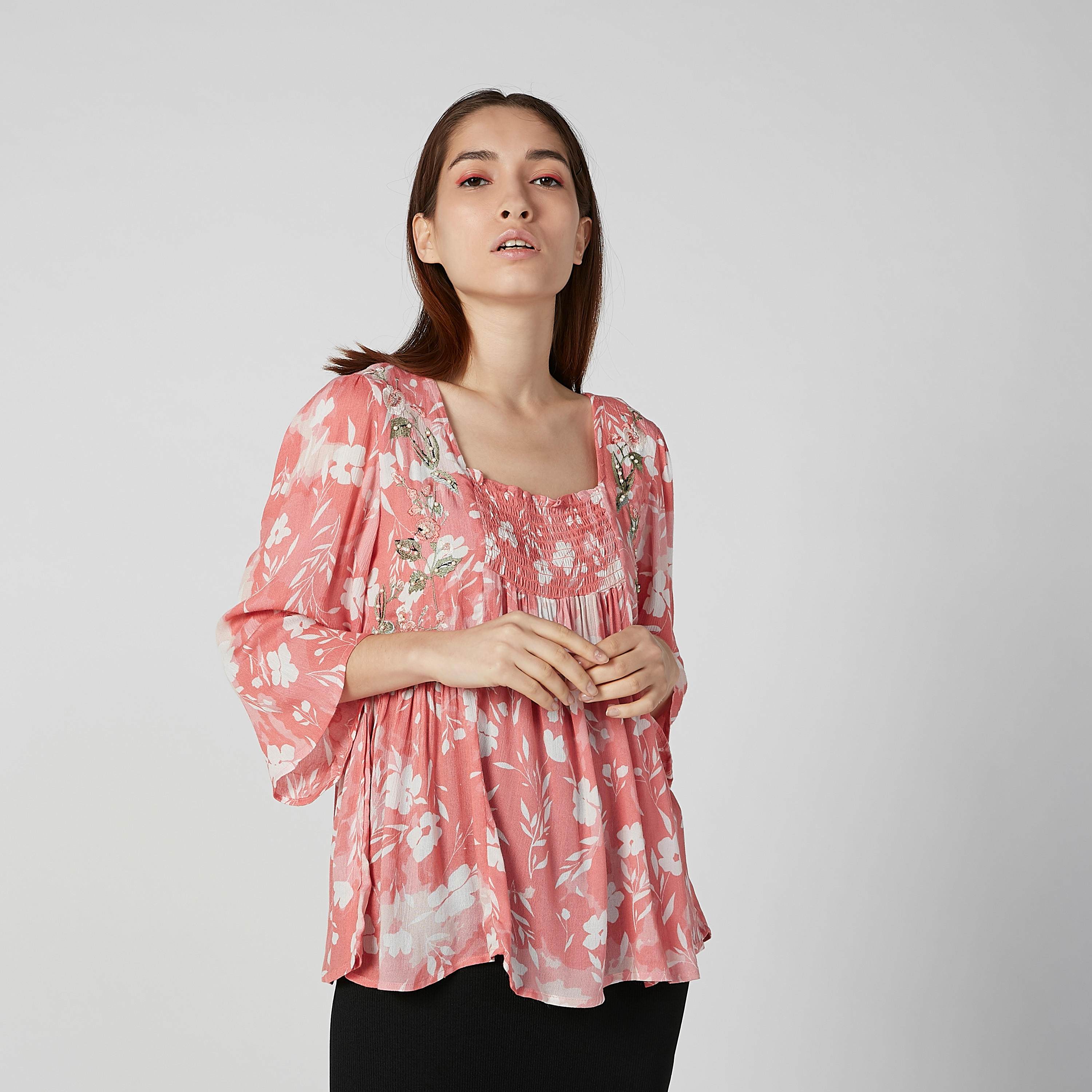 بلوزة بأكمام طويلة وتزيينات وطبعات زهرية-women-clothing-shirtsandblouses-blouses-image-1