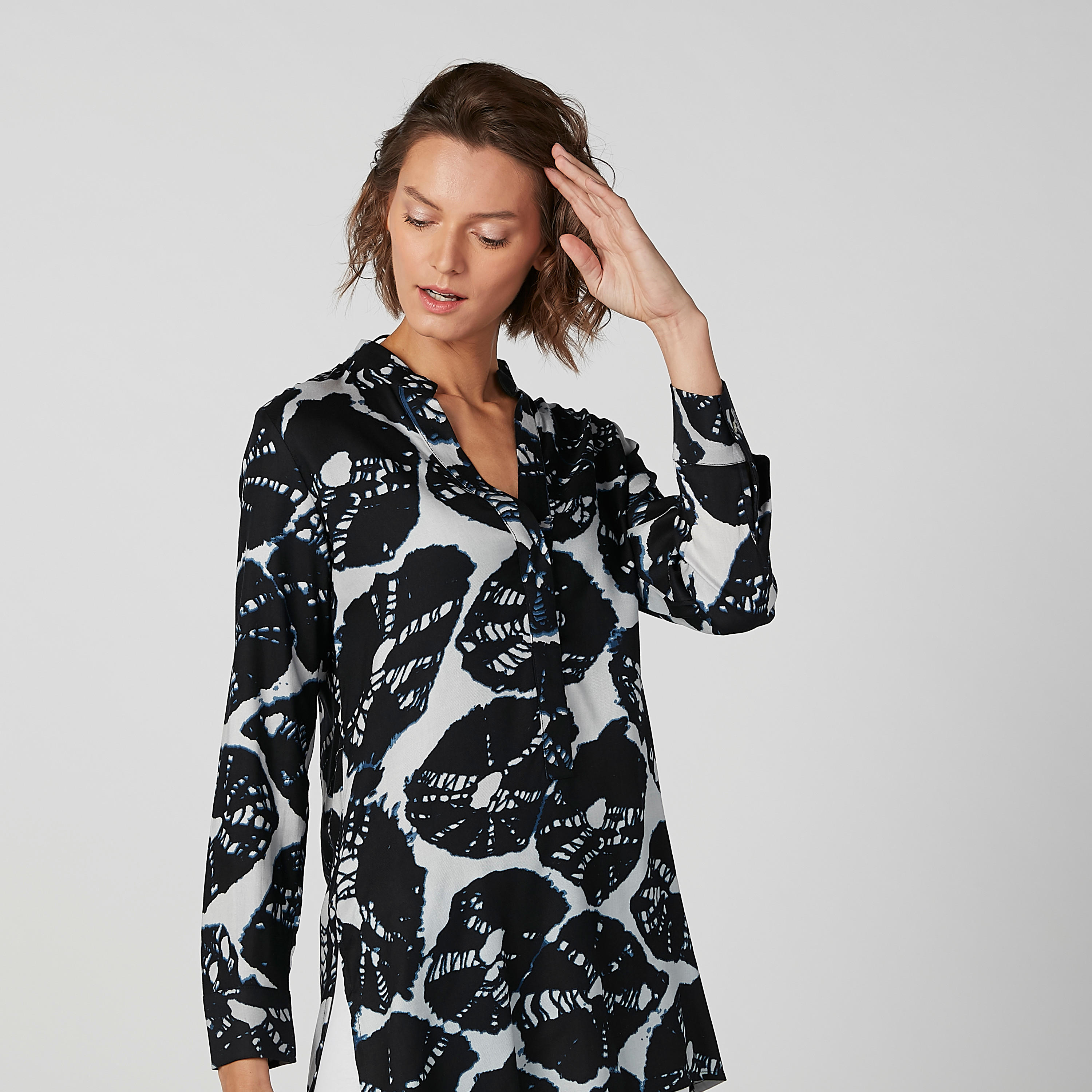 بلوزة بأكمام طويلة وحوّاف غير مستوية وطبعات-women-clothing-shirtsandblouses-blouses-image-1