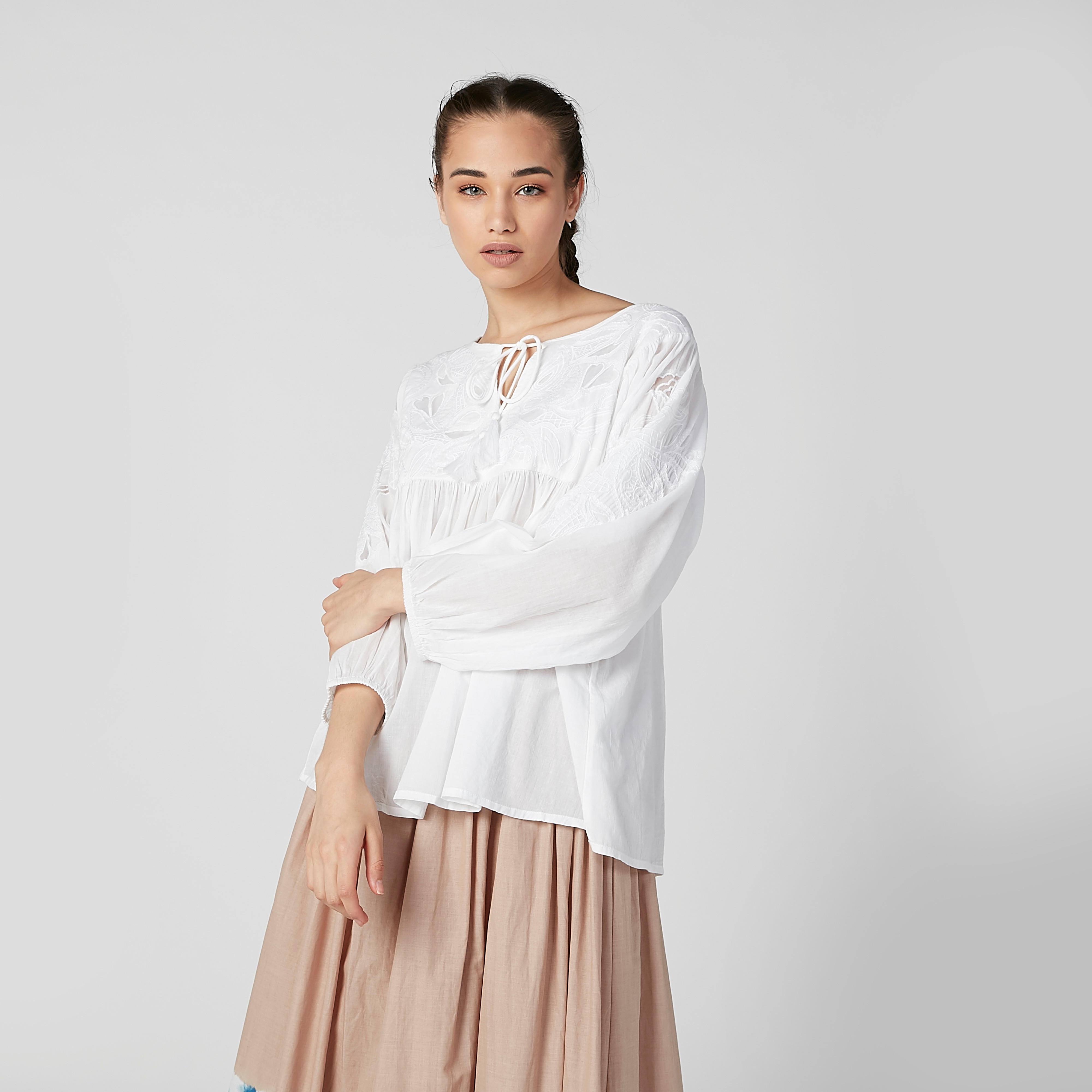 بلوزة مطرّزة بأكمام بيشوب وأربطة-women-clothing-shirtsandblouses-blouses-image-1