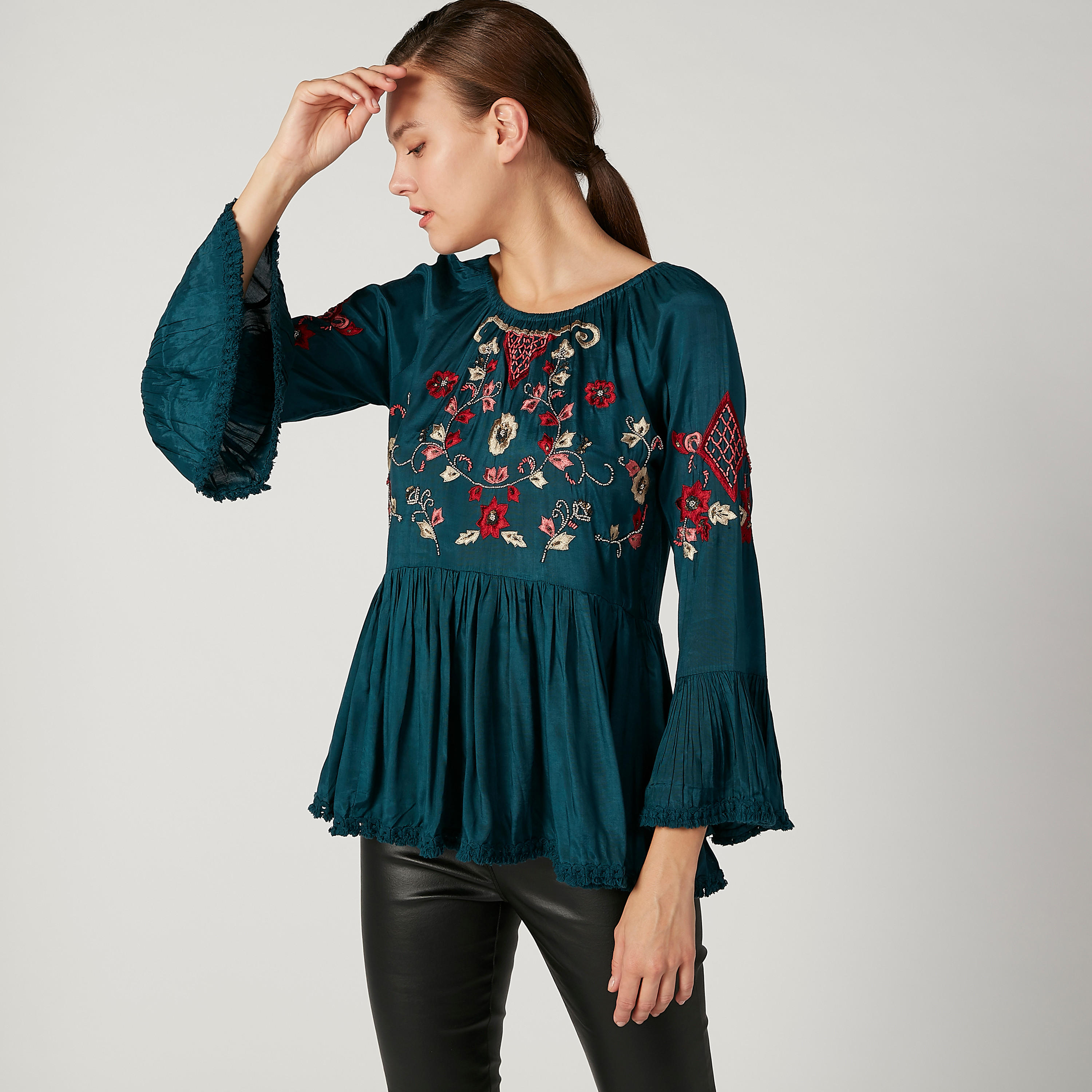 بلوزة مستدامة بياقة مستديرة وأكمام جرس وتفاصيل مطرّزة-women-clothing-shirtsandblouses-blouses-image-1