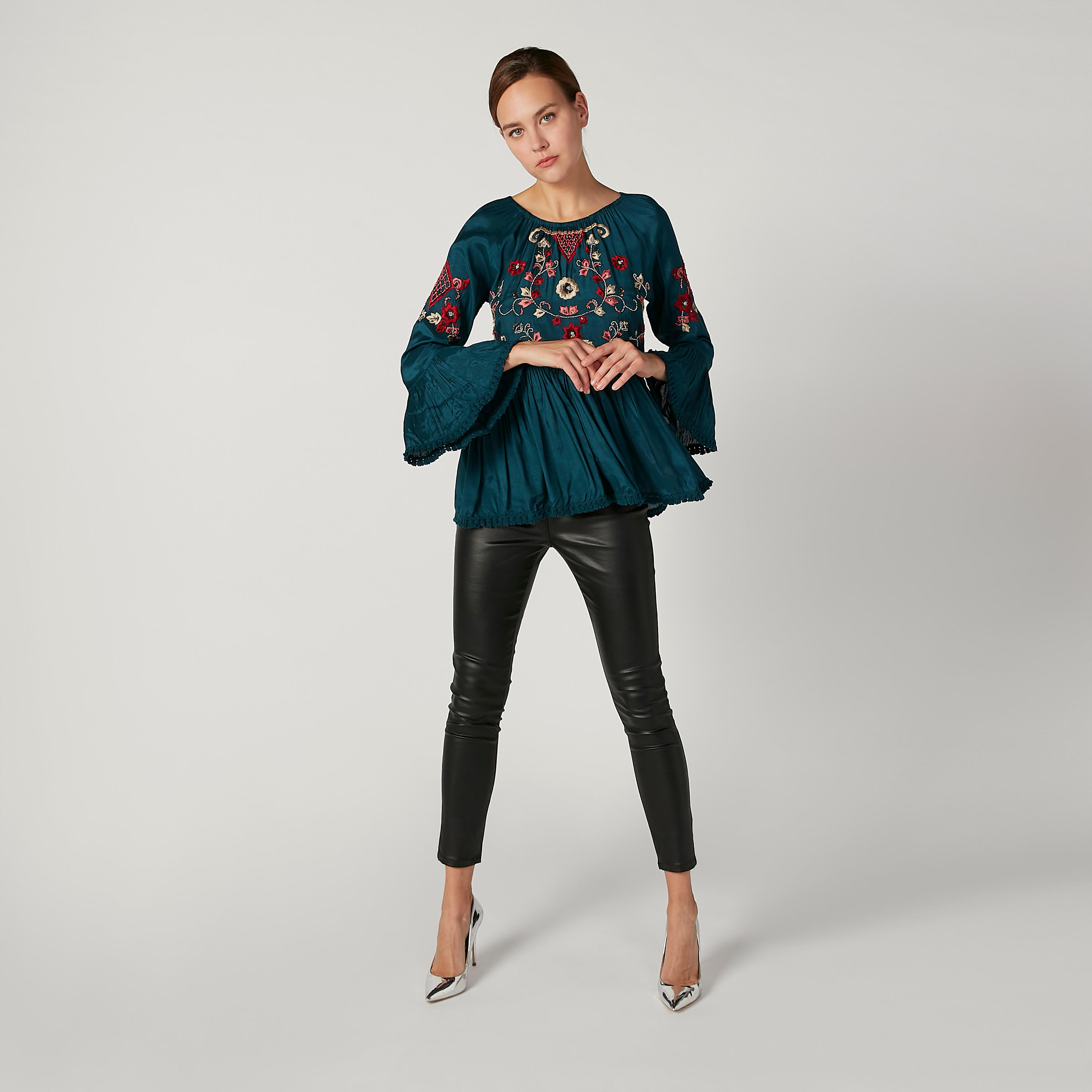بلوزة مستدامة بياقة مستديرة وأكمام جرس وتفاصيل مطرّزة-women-clothing-shirtsandblouses-blouses-image-2