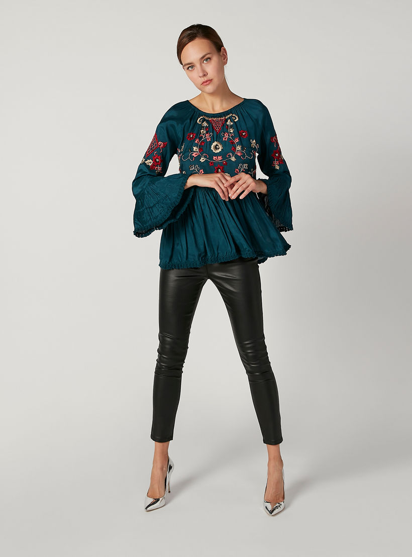بلوزة مستدامة بياقة مستديرة وأكمام جرس وتفاصيل مطرّزة-women-clothing-shirtsandblouses-blouses-image-2