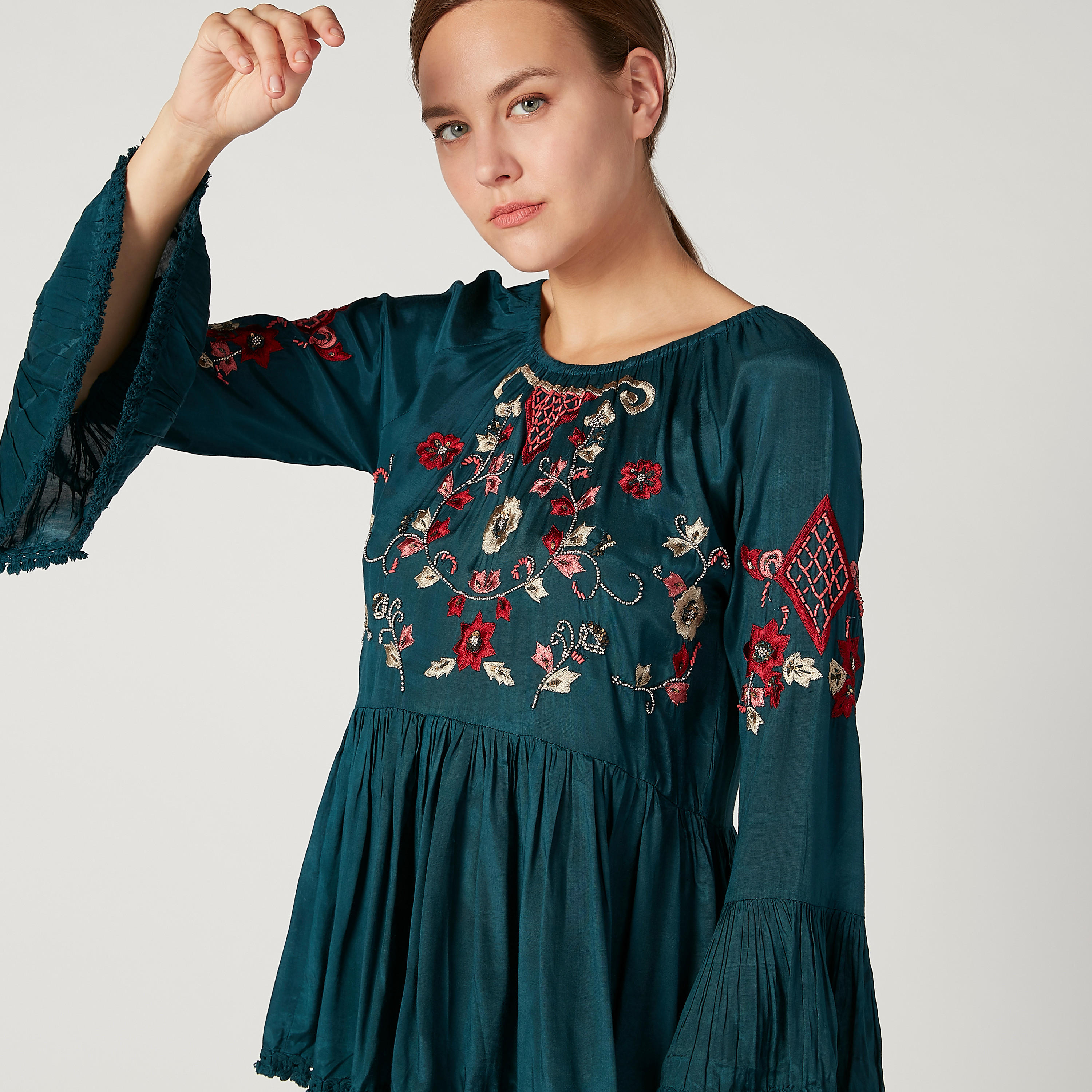 بلوزة مستدامة بياقة مستديرة وأكمام جرس وتفاصيل مطرّزة-women-clothing-shirtsandblouses-blouses-image-3