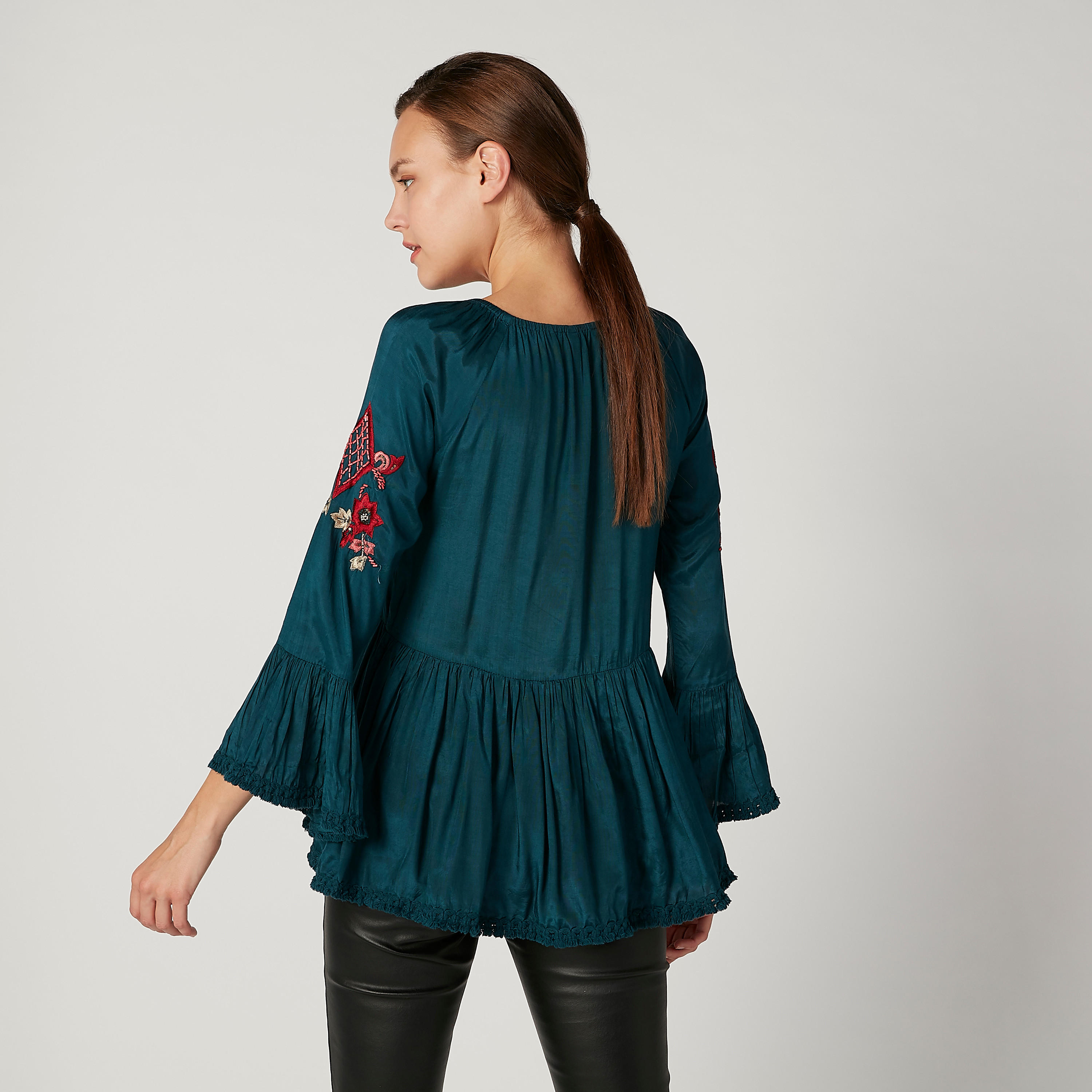 بلوزة مستدامة بياقة مستديرة وأكمام جرس وتفاصيل مطرّزة-women-clothing-shirtsandblouses-blouses-image-4